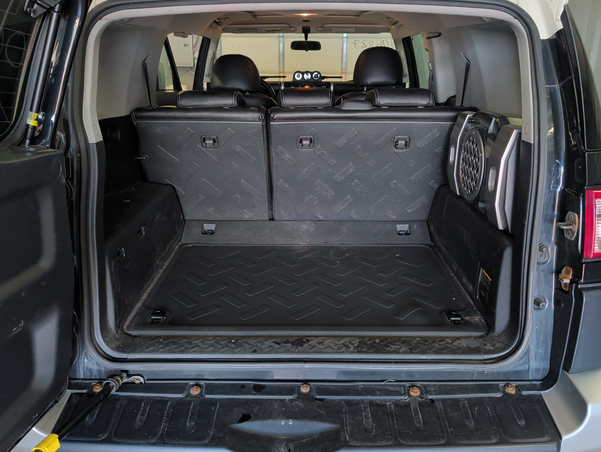 2008 toyota fj-cruiser 4wd-at with 98716 miles for sale near Elk River, Minnesota 106827_26_trunk.jpg
