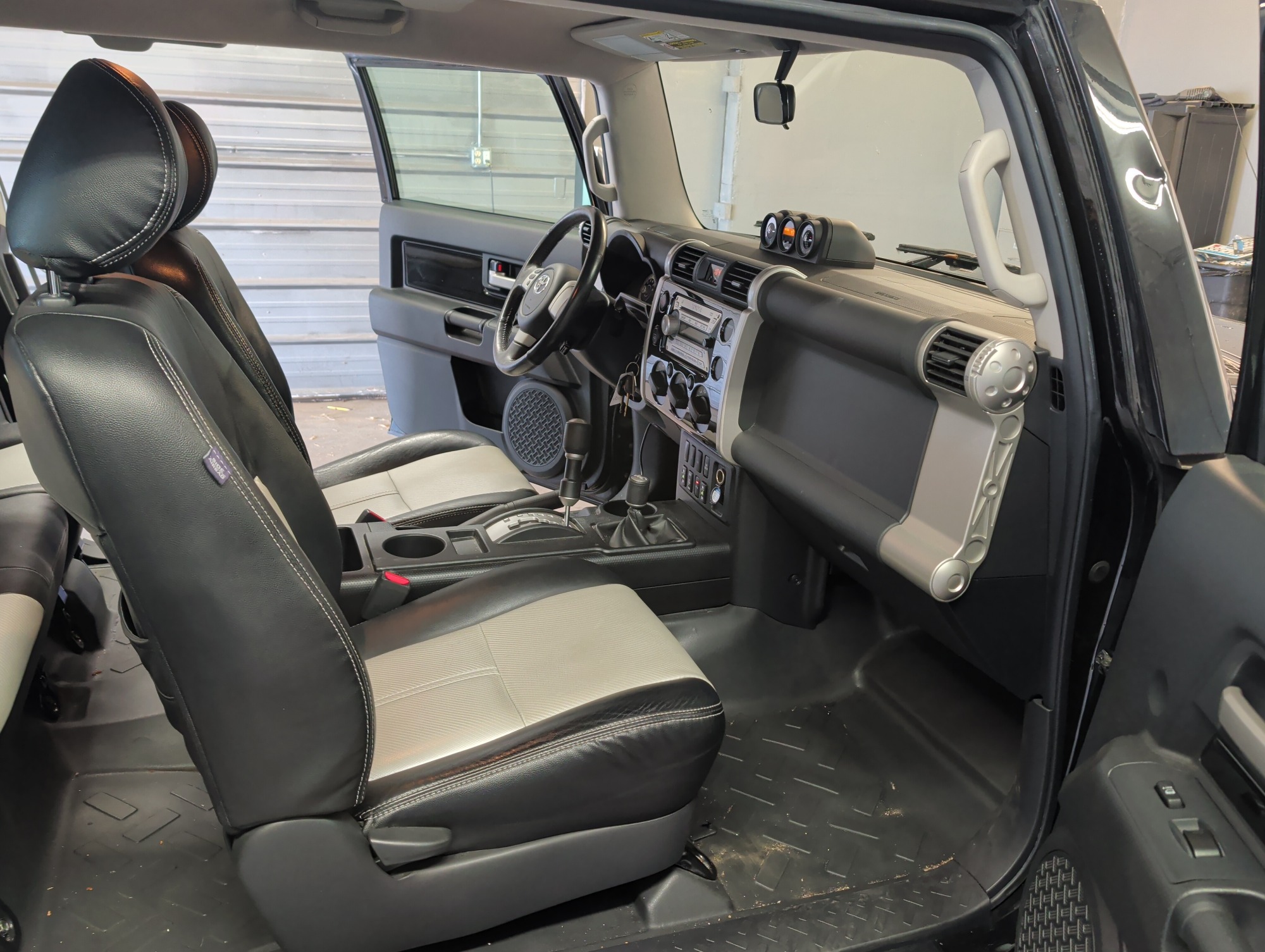 2008 toyota fj-cruiser 4wd-at with 98716 miles for sale near Elk River, Minnesota 106827_31_passenger_seat.jpg