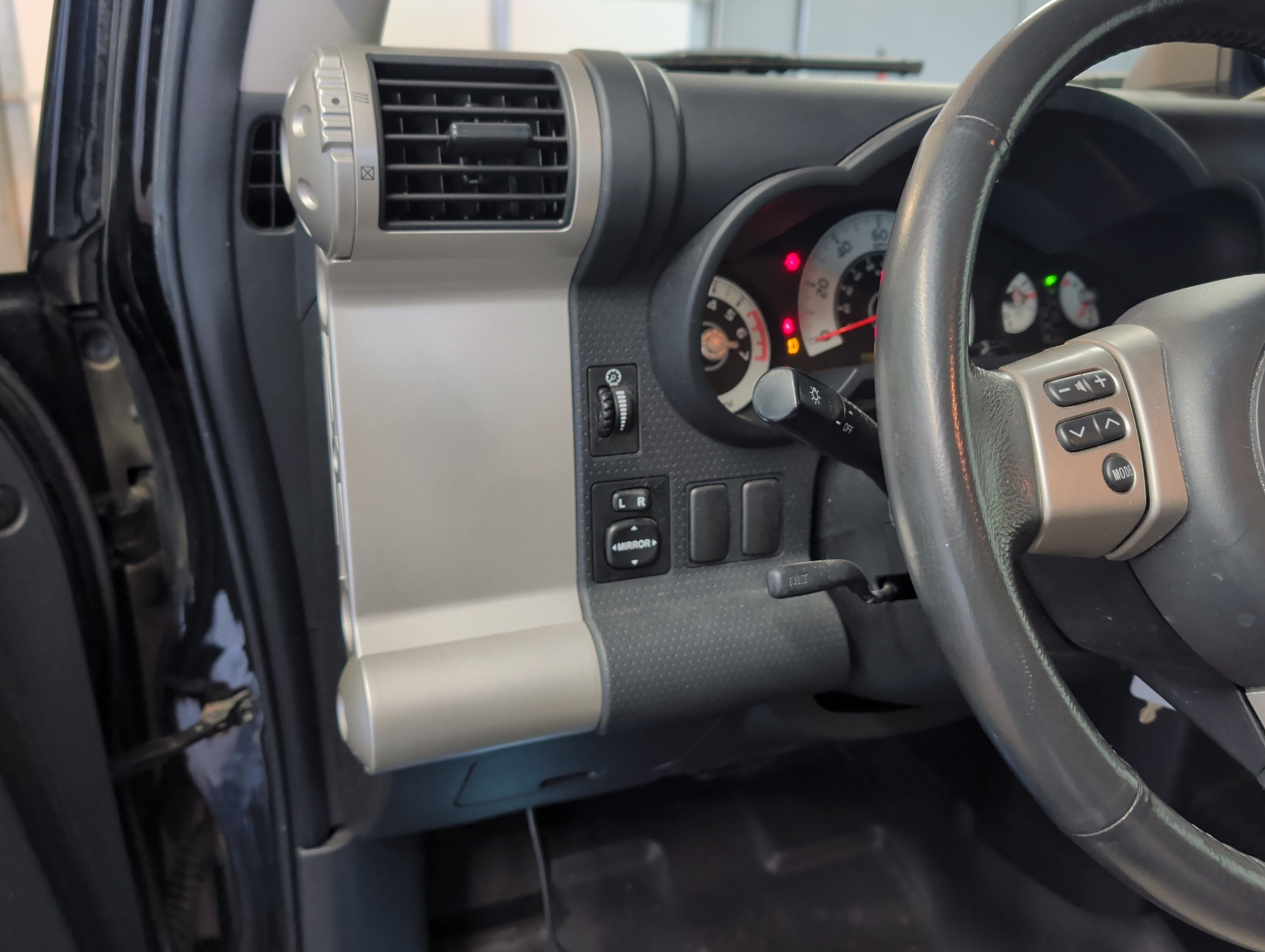 2008 toyota fj-cruiser 4wd-at with 98716 miles for sale near Elk River, Minnesota 106827_37_left_of_steering_wheel.jpg