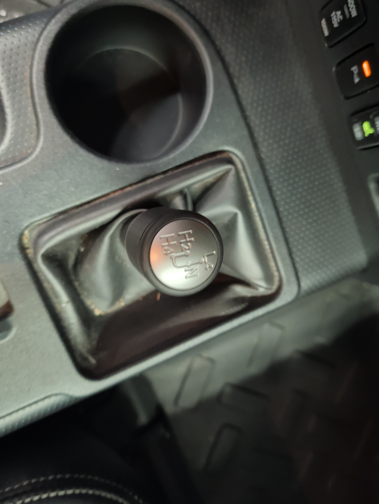 2008 toyota fj-cruiser 4wd-at with 98716 miles for sale near Elk River, Minnesota 106827_38_4x4_switch.jpg