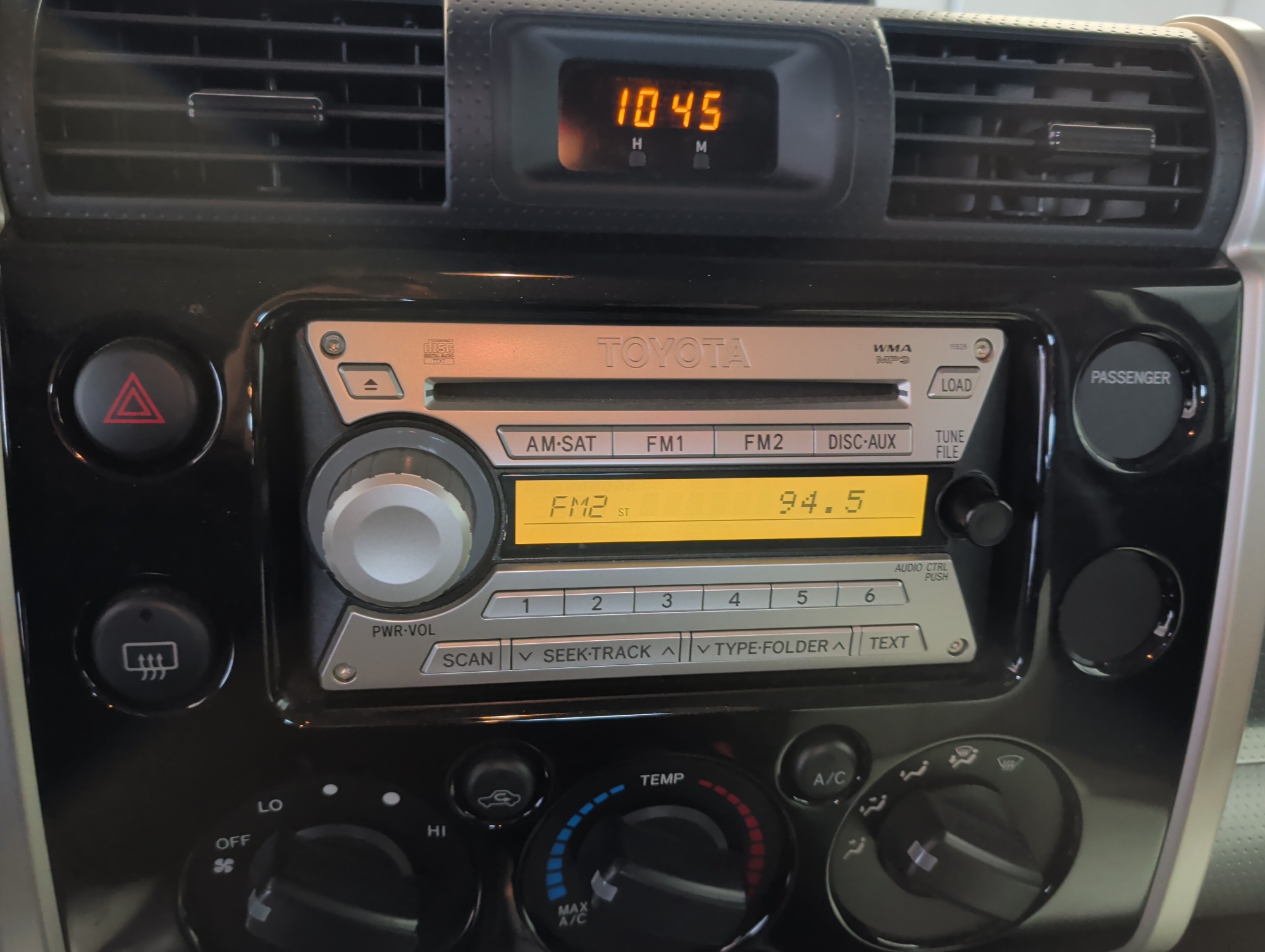 2008 toyota fj-cruiser 4wd-at with 98716 miles for sale near Elk River, Minnesota 106827_39_radio_closeup.jpg