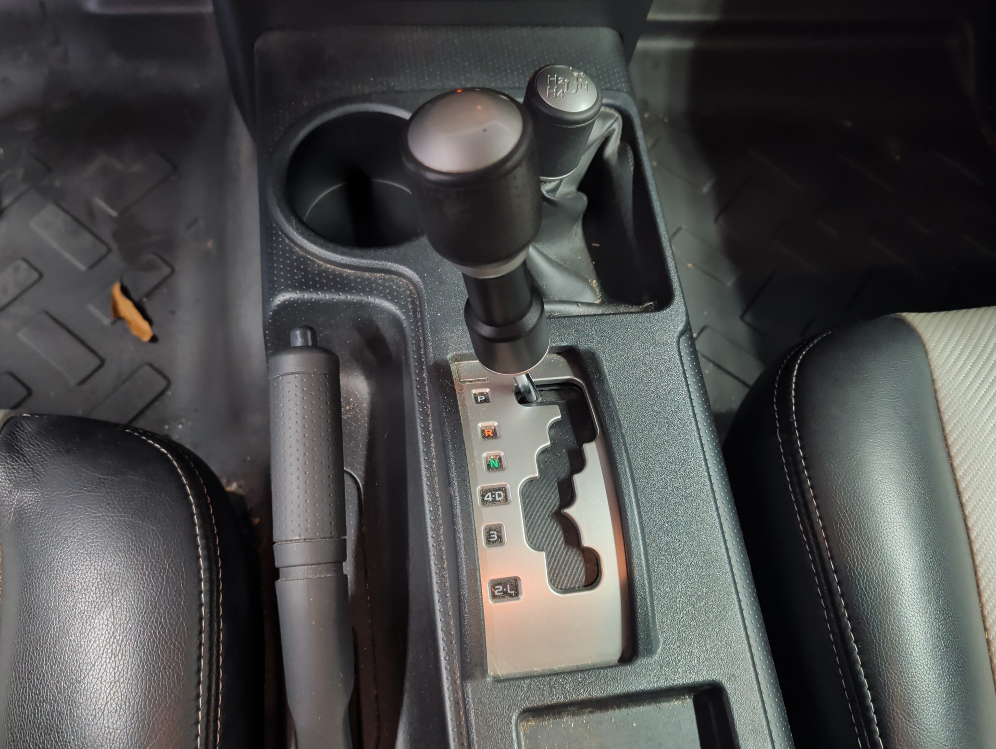2008 toyota fj-cruiser 4wd-at with 98716 miles for sale near Elk River, Minnesota 106827_41_shifter.jpg