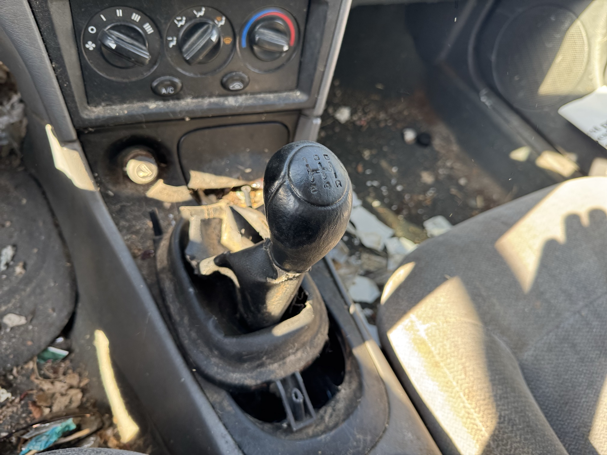 1999 kia sephia base with 167933 miles for sale near Elk River, Minnesota 106832_41_shifter.jpg