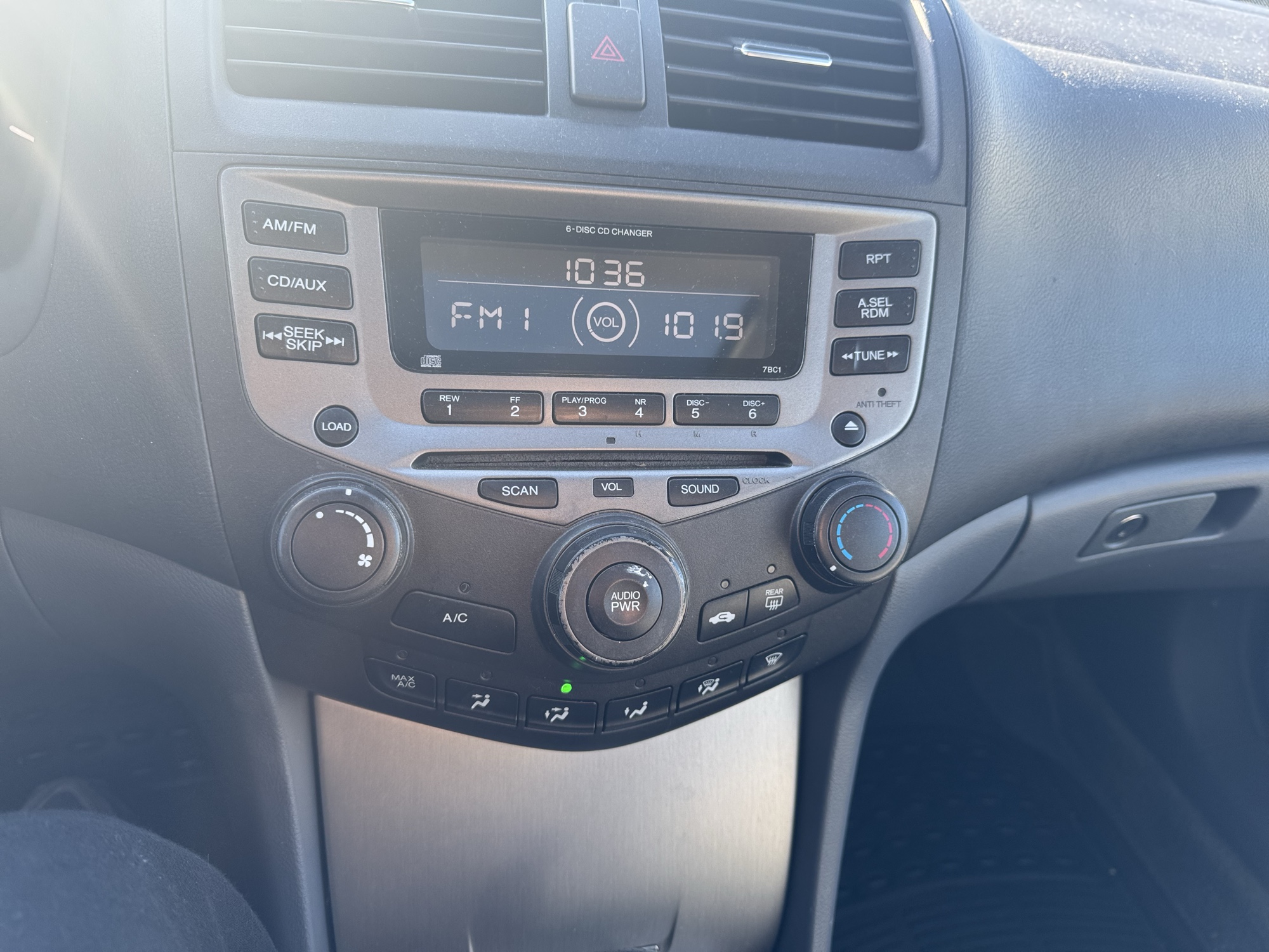 2007 honda accord ex-sedan-at with 148727 miles for sale near Elk River, Minnesota 106833_39_radio_closeup.jpg