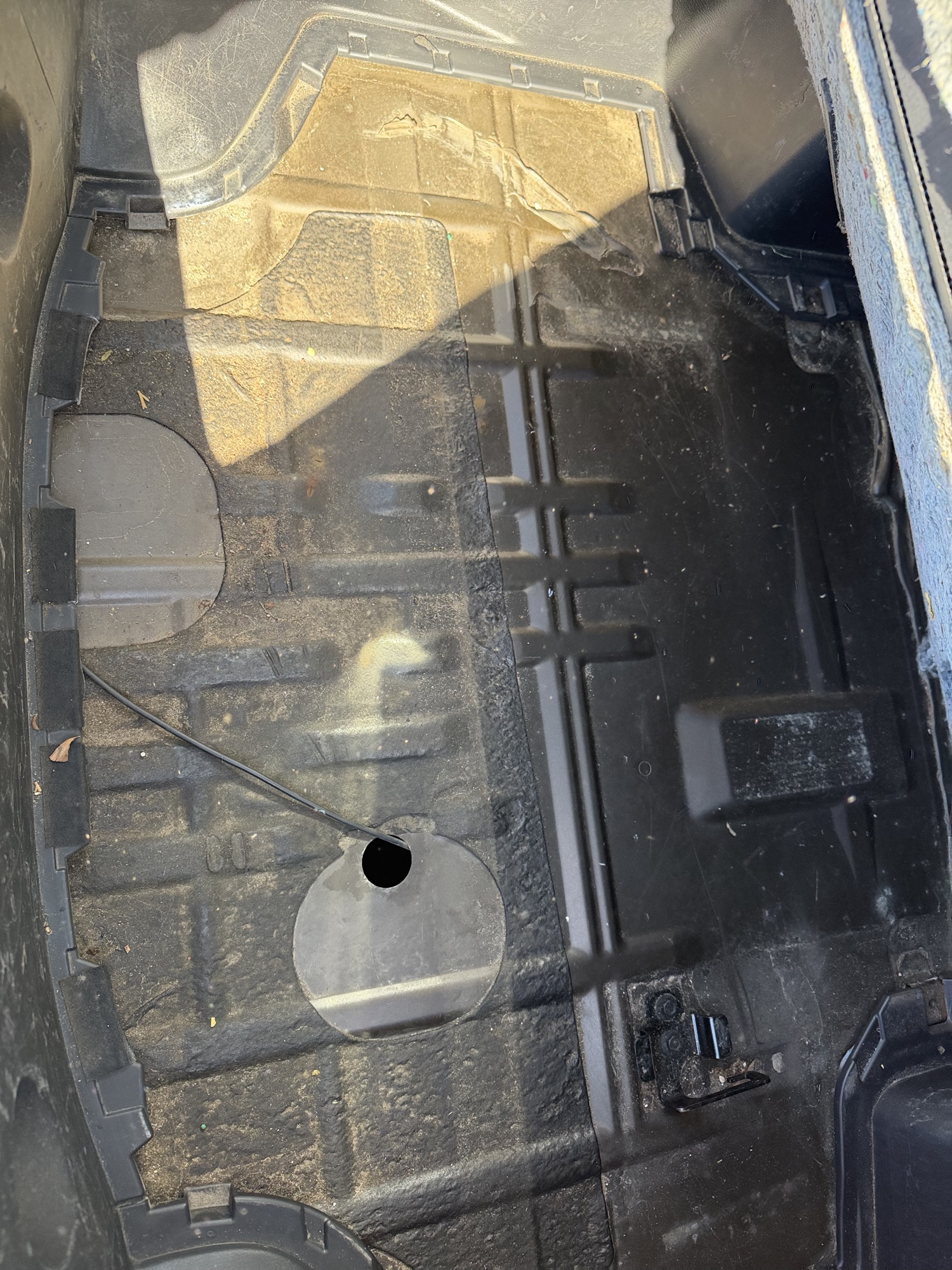 2016 nissan leaf sl with 82655 miles for sale near Elk River, Minnesota 106835_27_spare_tire.jpg