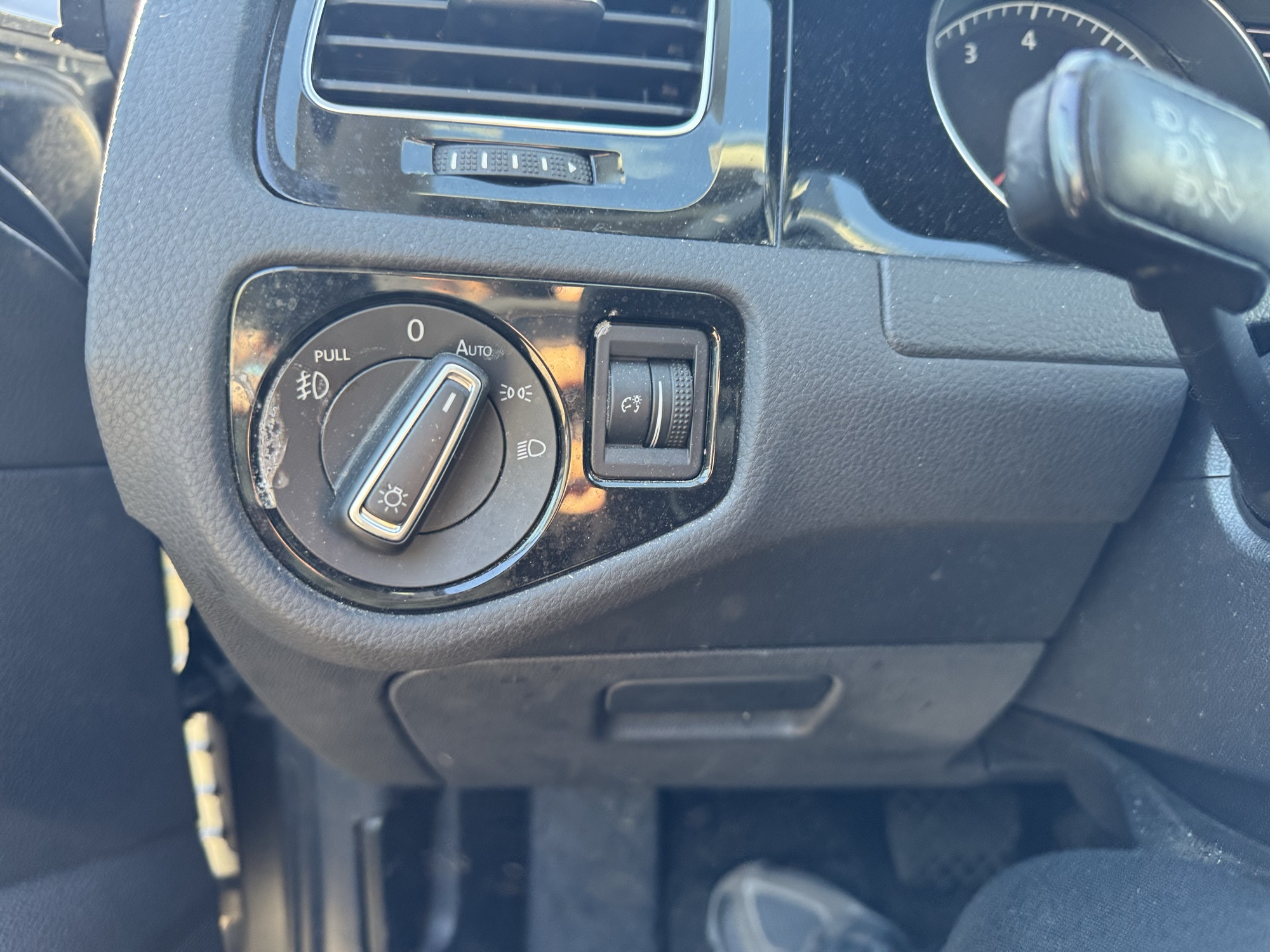 2015 volkswagen golf-sportwagen tsi-s-6a with 186366 miles for sale near Elk River, Minnesota 106840_37_left_of_steering_wheel.jpg