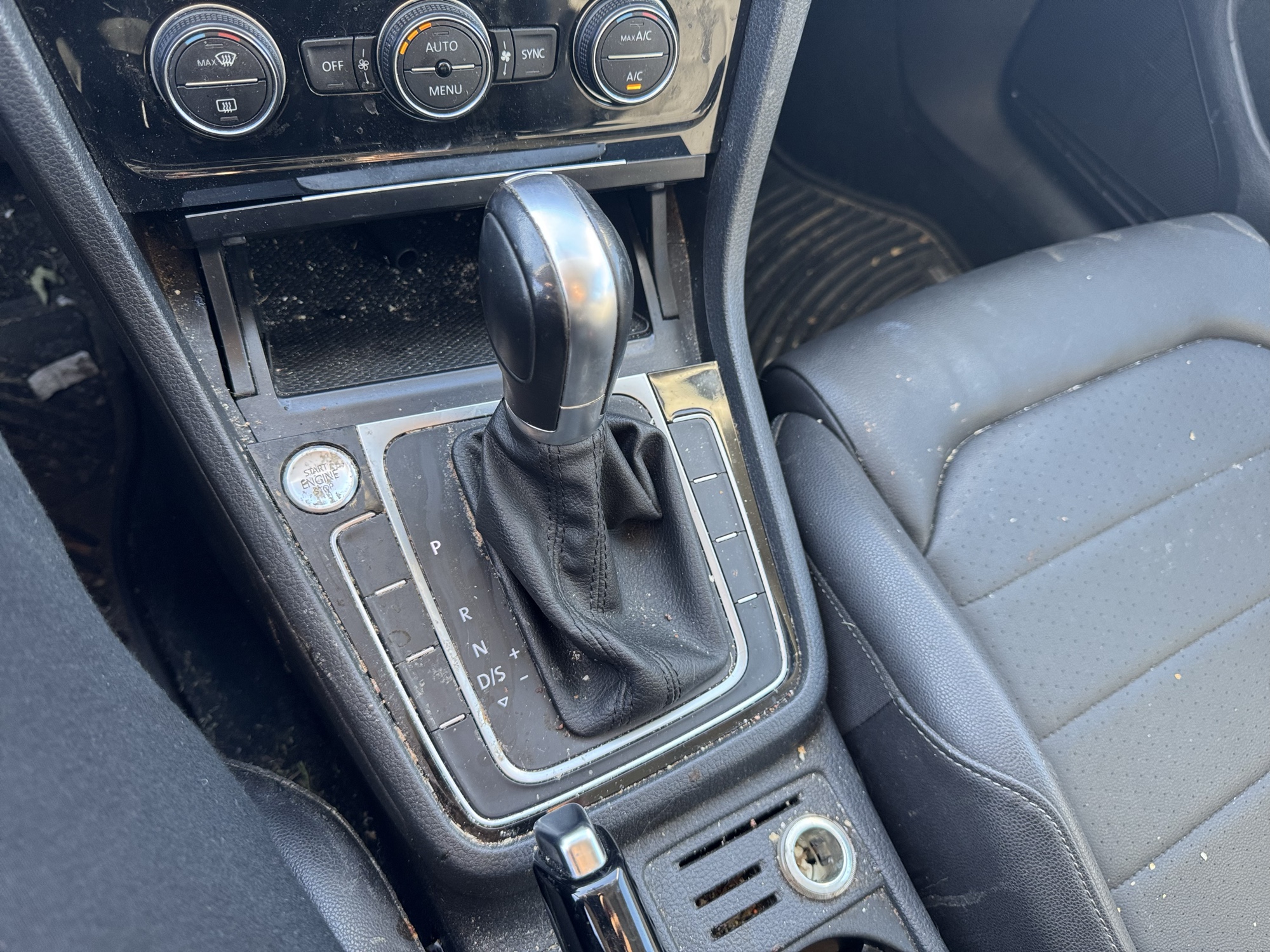 2015 volkswagen golf-sportwagen tsi-s-6a with 186366 miles for sale near Elk River, Minnesota 106840_41_shifter.jpg