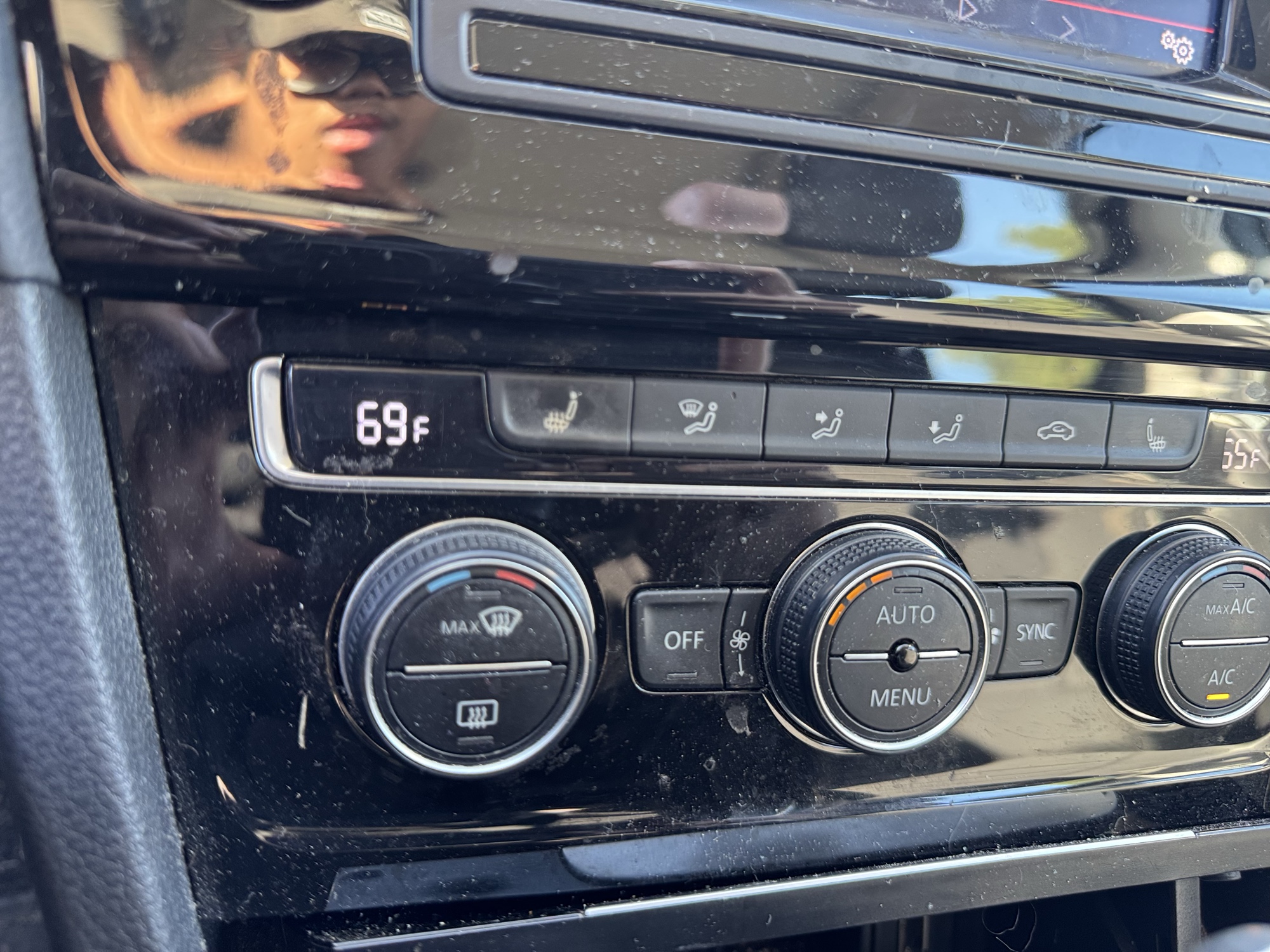 2015 volkswagen golf-sportwagen tsi-s-6a with 186366 miles for sale near Elk River, Minnesota 106840_42_heated_seat_switches.jpg