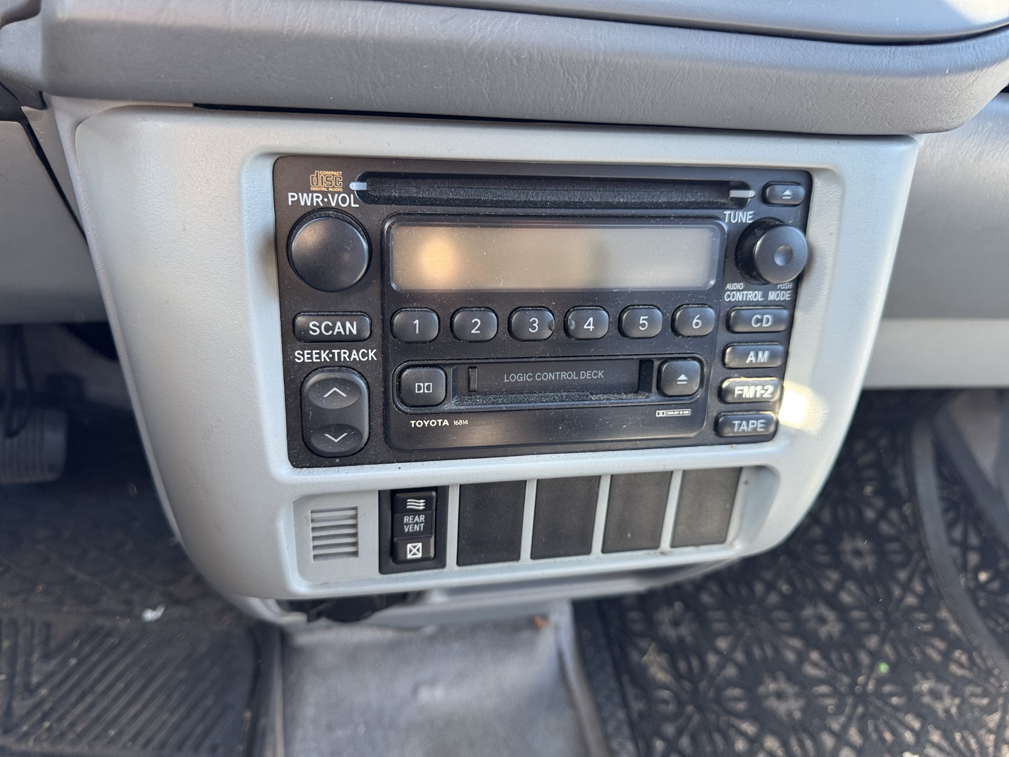 2002 toyota sienna le with 98994 miles for sale near Elk River, Minnesota 106842_39_radio_closeup.jpg