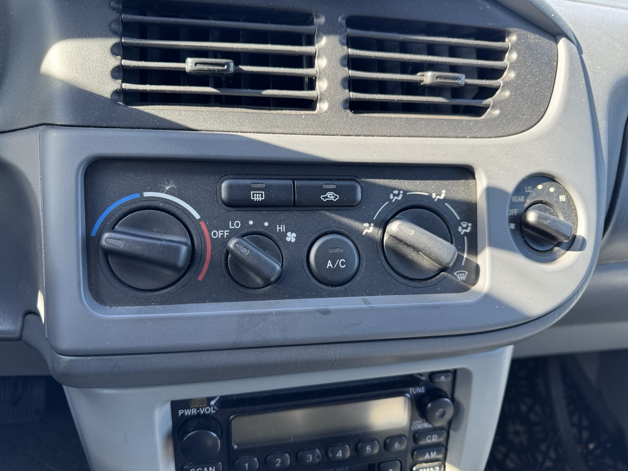 2002 toyota sienna le with 98994 miles for sale near Elk River, Minnesota 106842_40_climate_control.jpg