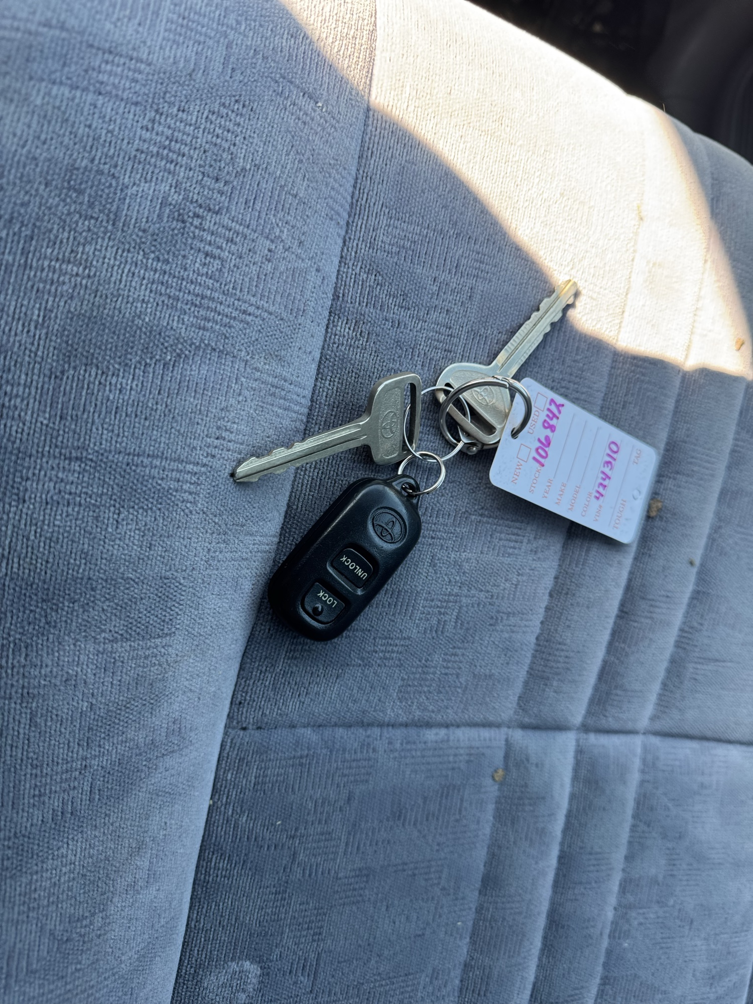 2002 toyota sienna le with 98994 miles for sale near Elk River, Minnesota 106842_51_keys.jpg
