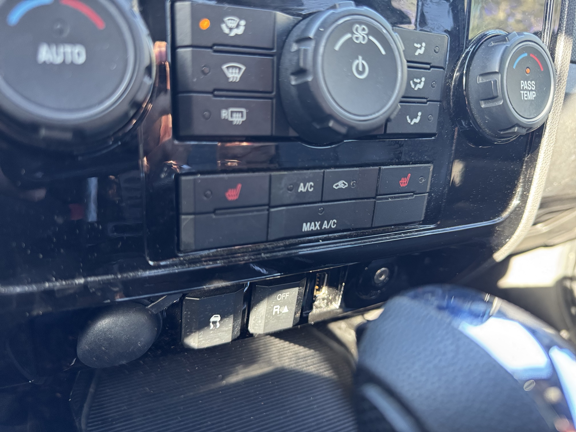 2009 ford escape limited-4wd-v6 with 171099 miles for sale near Elk River, Minnesota 106844_42_heated_seat_switches.jpg