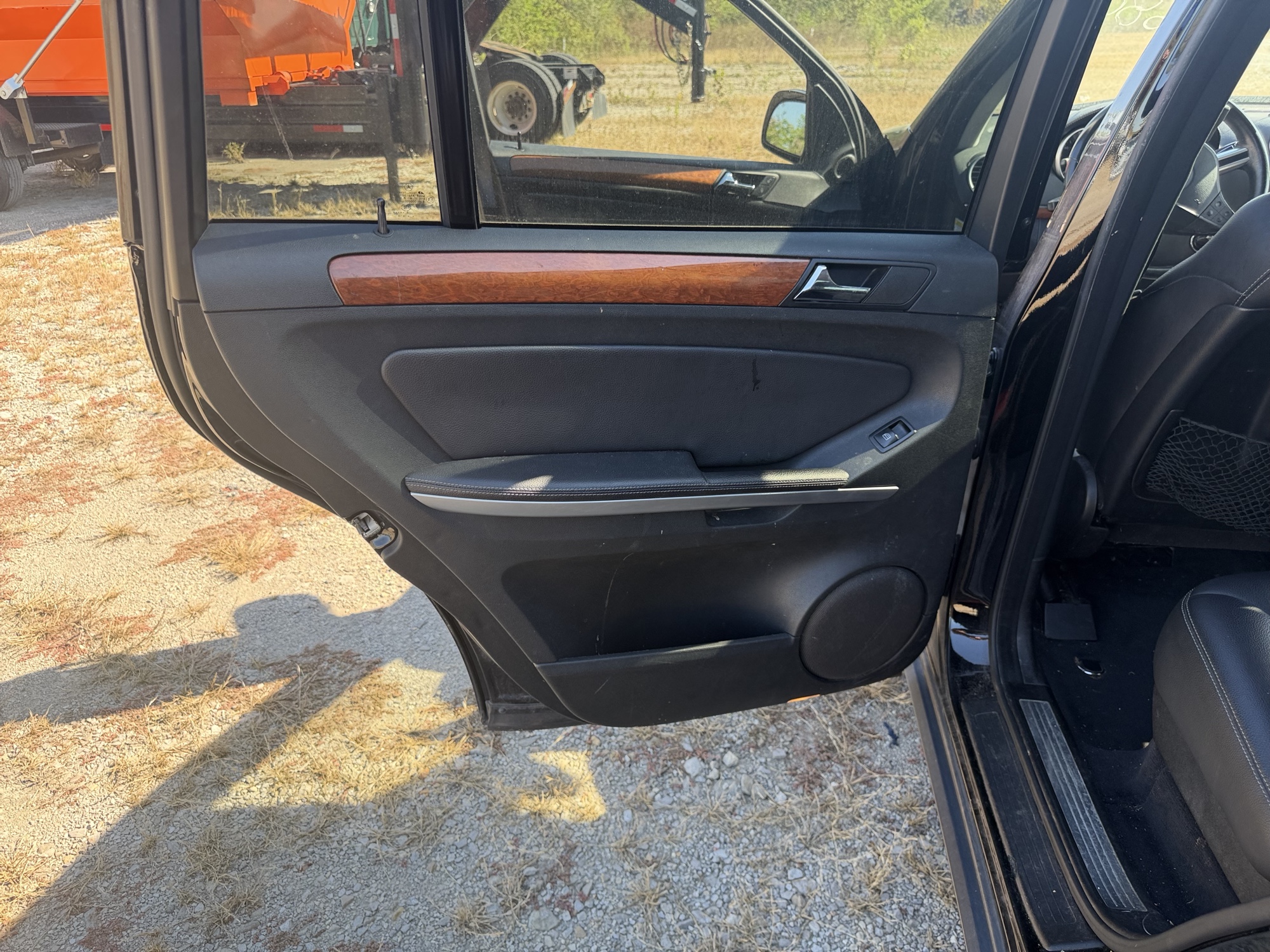 2007 mercedes-benz gl-class gl450 with 130486 miles for sale near St. Louis, Missouri 106847_25_drv_rear_door_panel.jpg