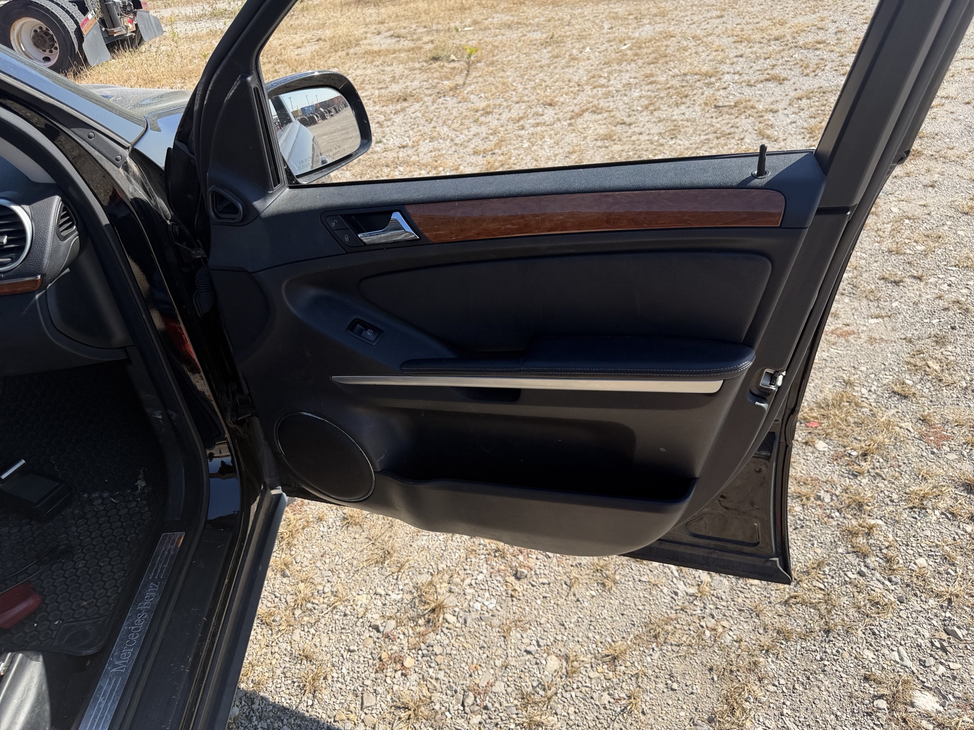 2007 mercedes-benz gl-class gl450 with 130486 miles for sale near St. Louis, Missouri 106847_32_passenger_door_panel.jpg