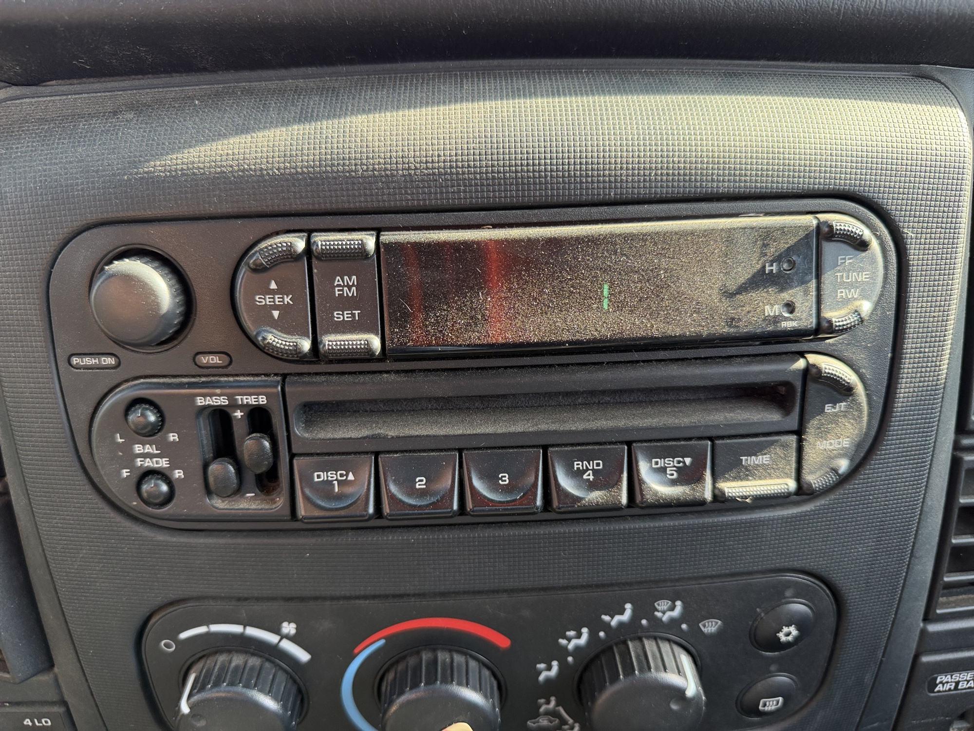2004 dodge dakota slt-club-cab-4wd with 144071 miles for sale near Elk River, Minnesota 106853_39_radio_closeup.jpg