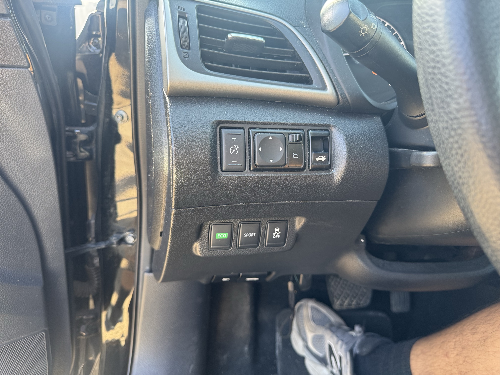 2015 nissan sentra s-6mt with 90240 miles for sale near Elk River, Minnesota 106860_37_left_of_steering_wheel.jpg