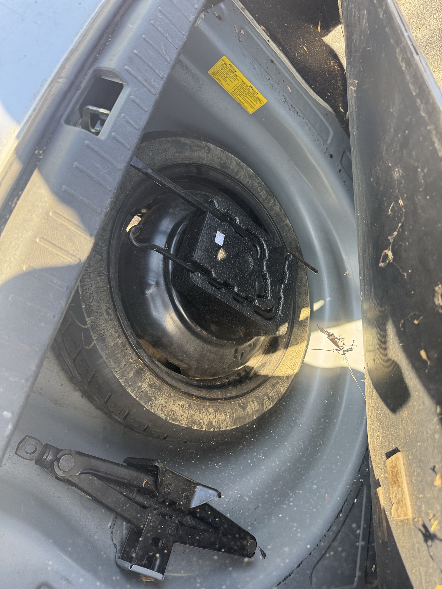 2007 toyota corolla ce with 150675 miles for sale near Elk River, Minnesota 106861_27_spare_tire.jpg