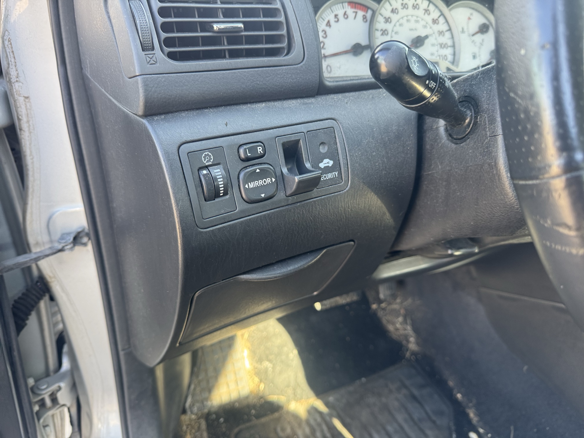 2007 toyota corolla ce with 150675 miles for sale near Elk River, Minnesota 106861_37_left_of_steering_wheel.jpg