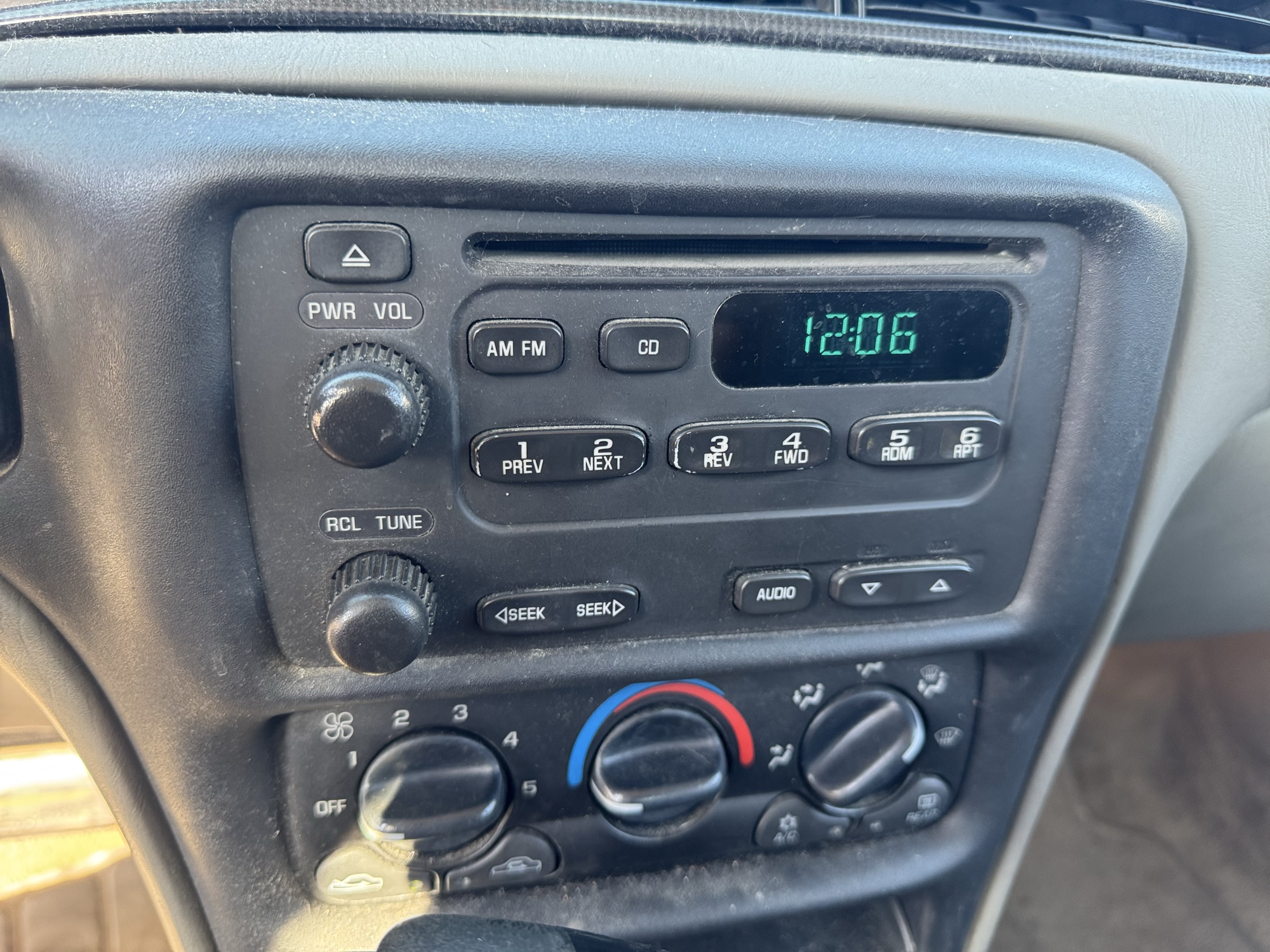 2003 chevrolet malibu base with 128011 miles for sale near Elk River, Minnesota 106863_39_radio_closeup.jpg