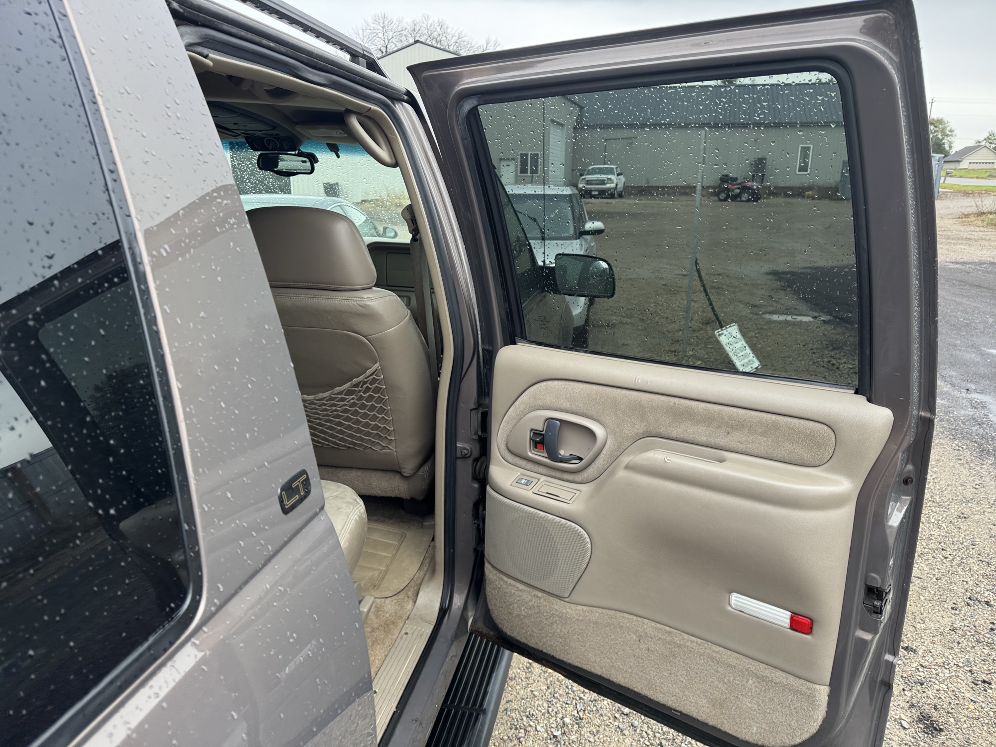 1997 chevrolet suburban k1500-4wd with 152445 miles for sale near Elk River, Minnesota 106866_30_pass_rear_door_panel.jpg