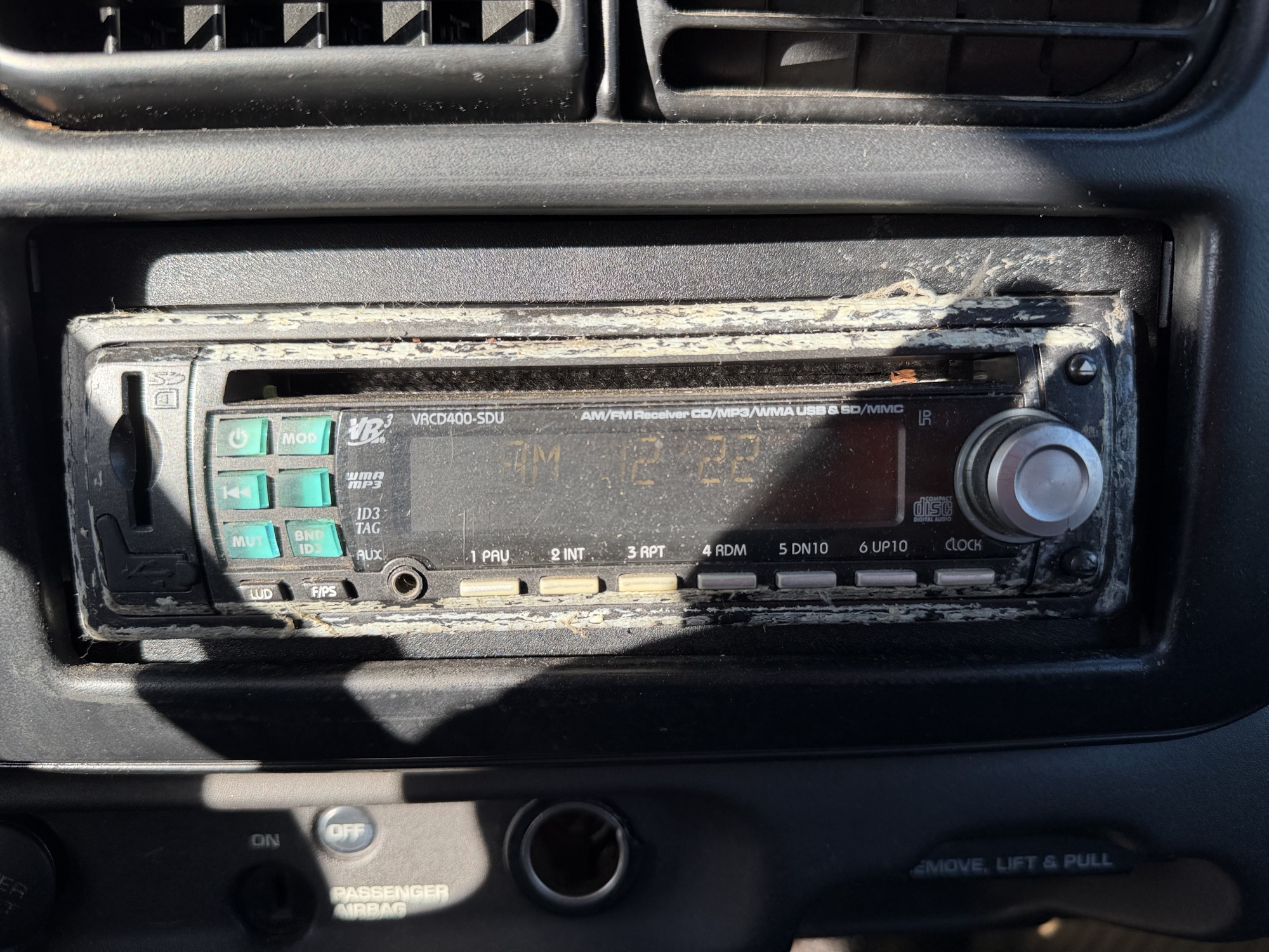 2000 dodge dakota club-cab-2wd with 165164 miles for sale near Elk River, Minnesota 106868_39_radio_closeup.jpg