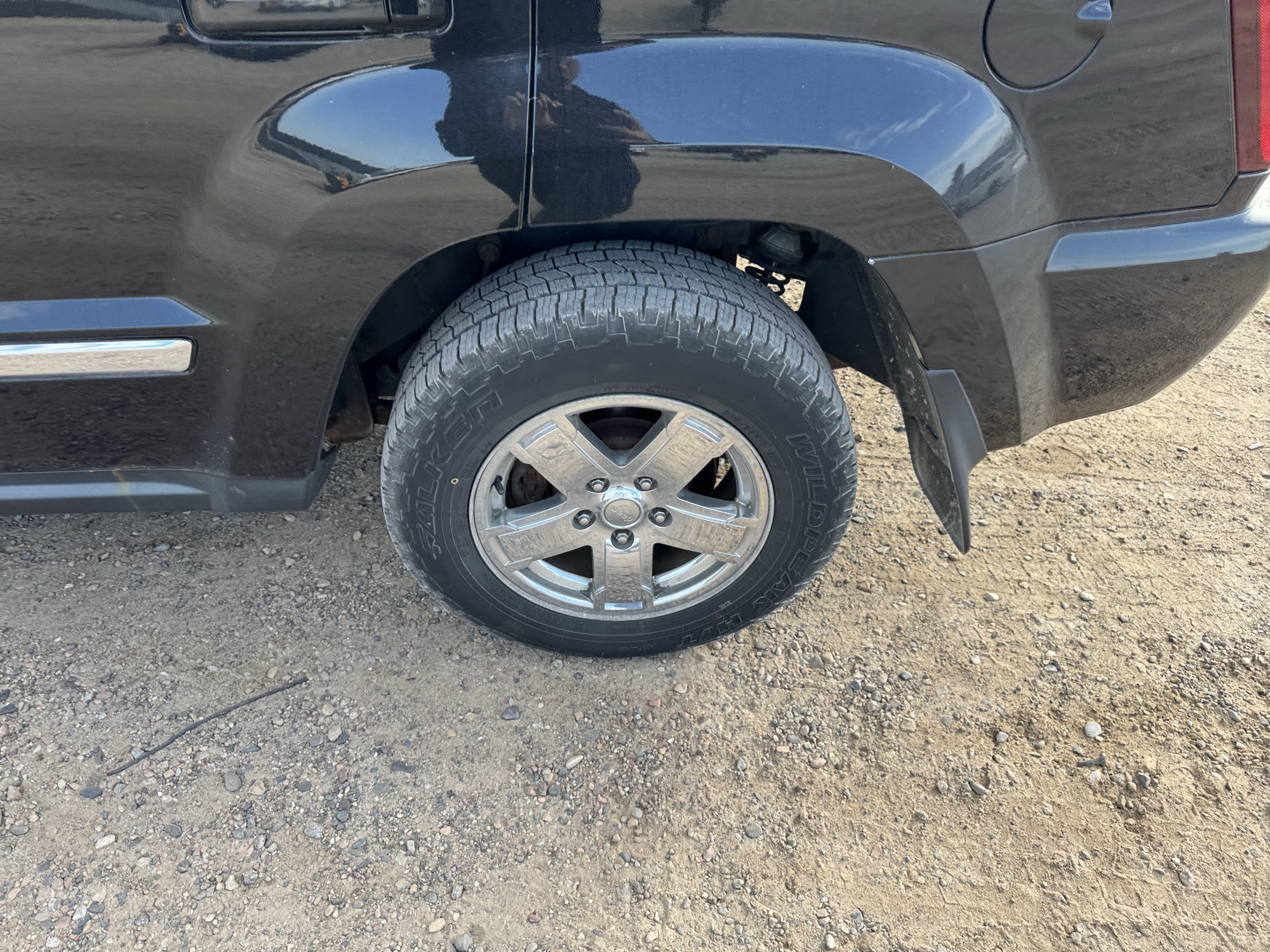 2007 jeep grand-cherokee limited-4wd with 162999 miles for sale near Elk River, Minnesota 106870_13_rear_drv_wheel.jpg