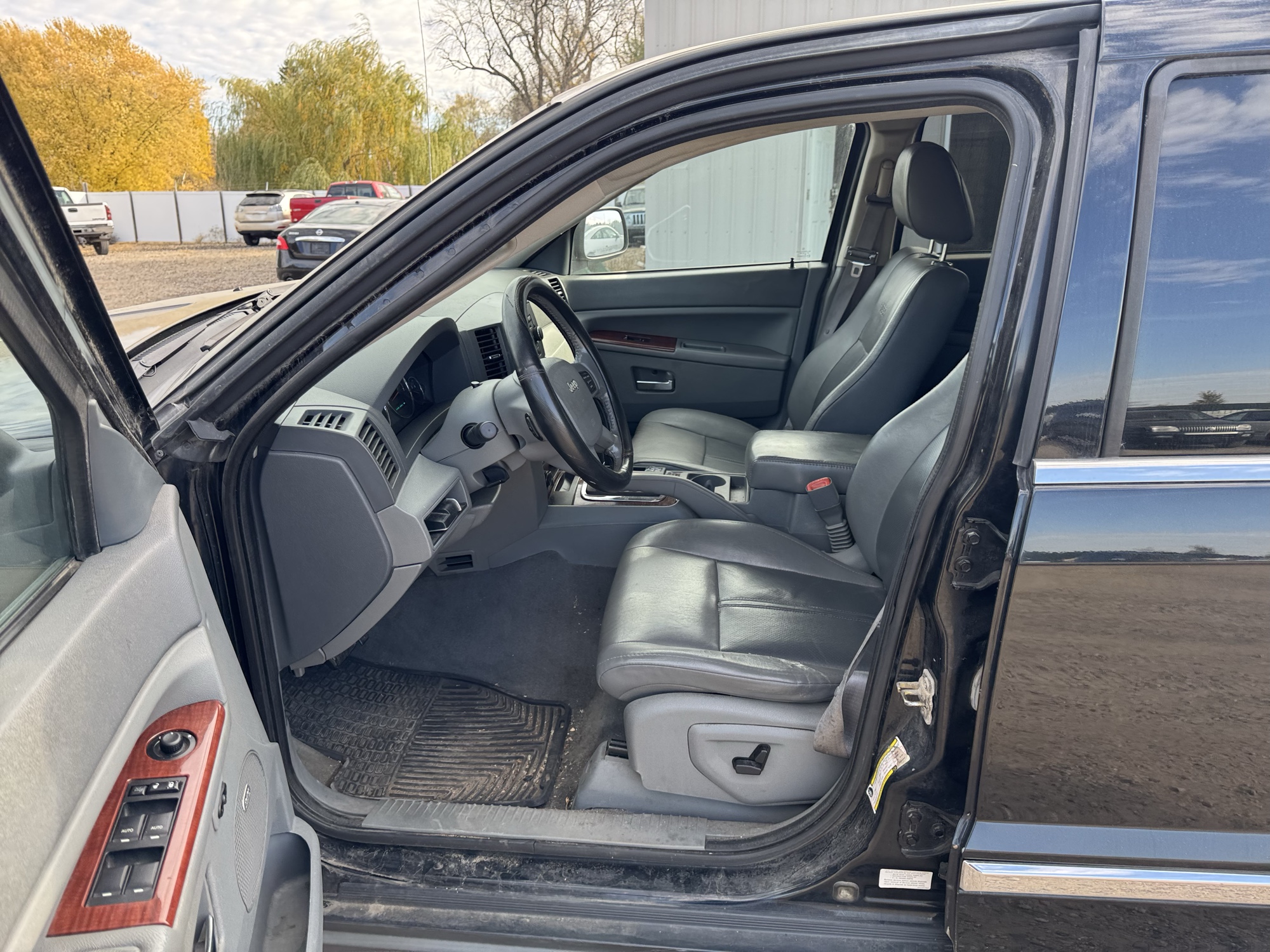 2007 jeep grand-cherokee limited-4wd with 162999 miles for sale near Elk River, Minnesota 106870_22_driver_seat.jpg