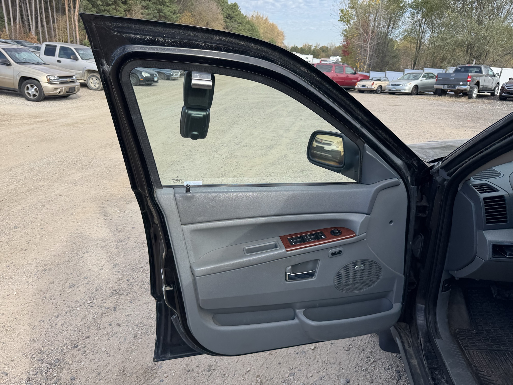 2007 jeep grand-cherokee limited-4wd with 162999 miles for sale near Elk River, Minnesota 106870_23_driver_door_panel.jpg