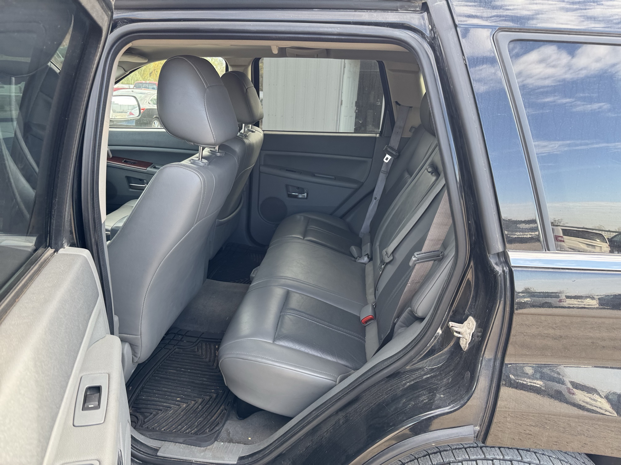 2007 jeep grand-cherokee limited-4wd with 162999 miles for sale near Elk River, Minnesota 106870_24_drv_rear_seat.jpg