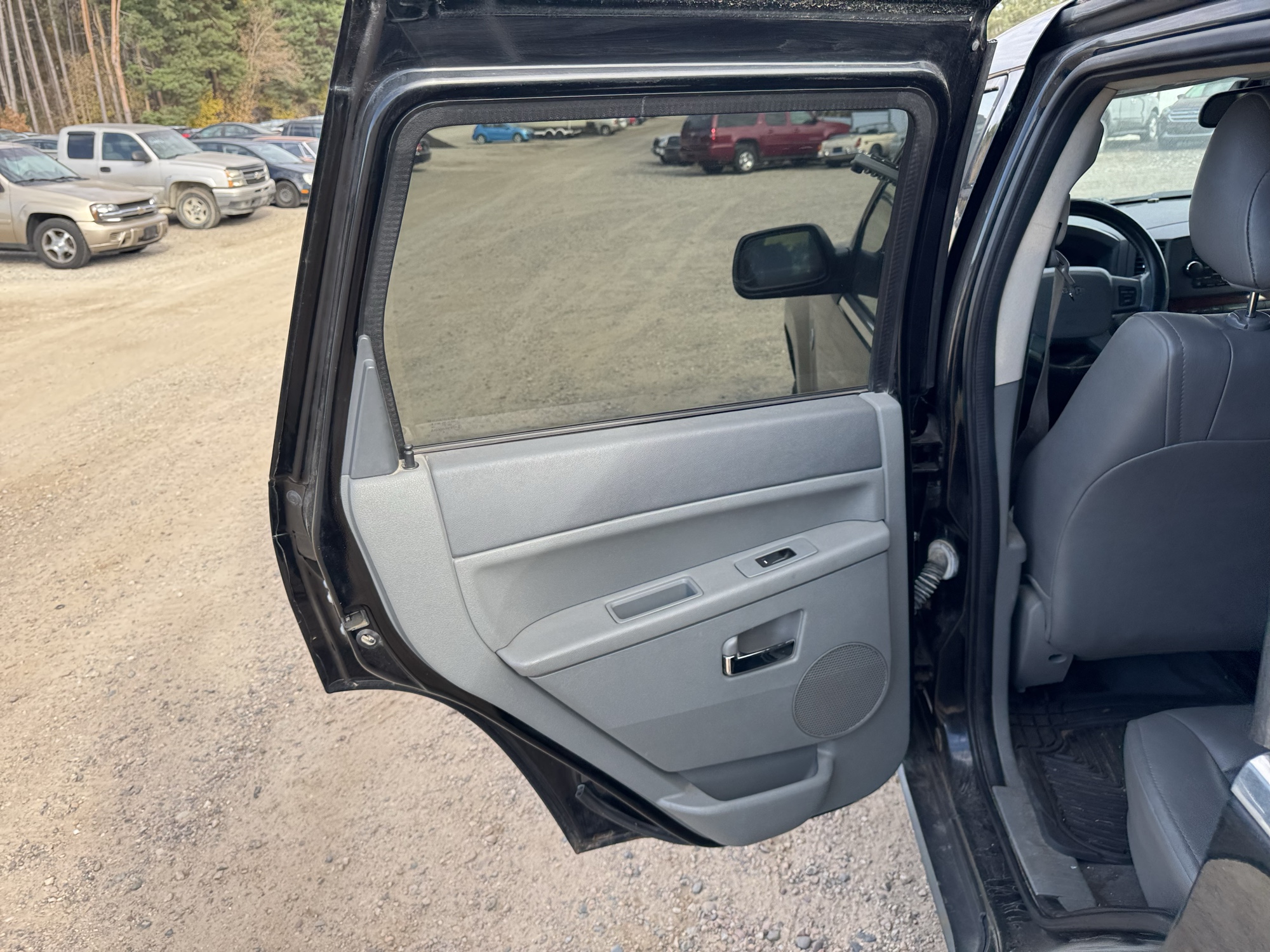 2007 jeep grand-cherokee limited-4wd with 162999 miles for sale near Elk River, Minnesota 106870_25_drv_rear_door_panel.jpg