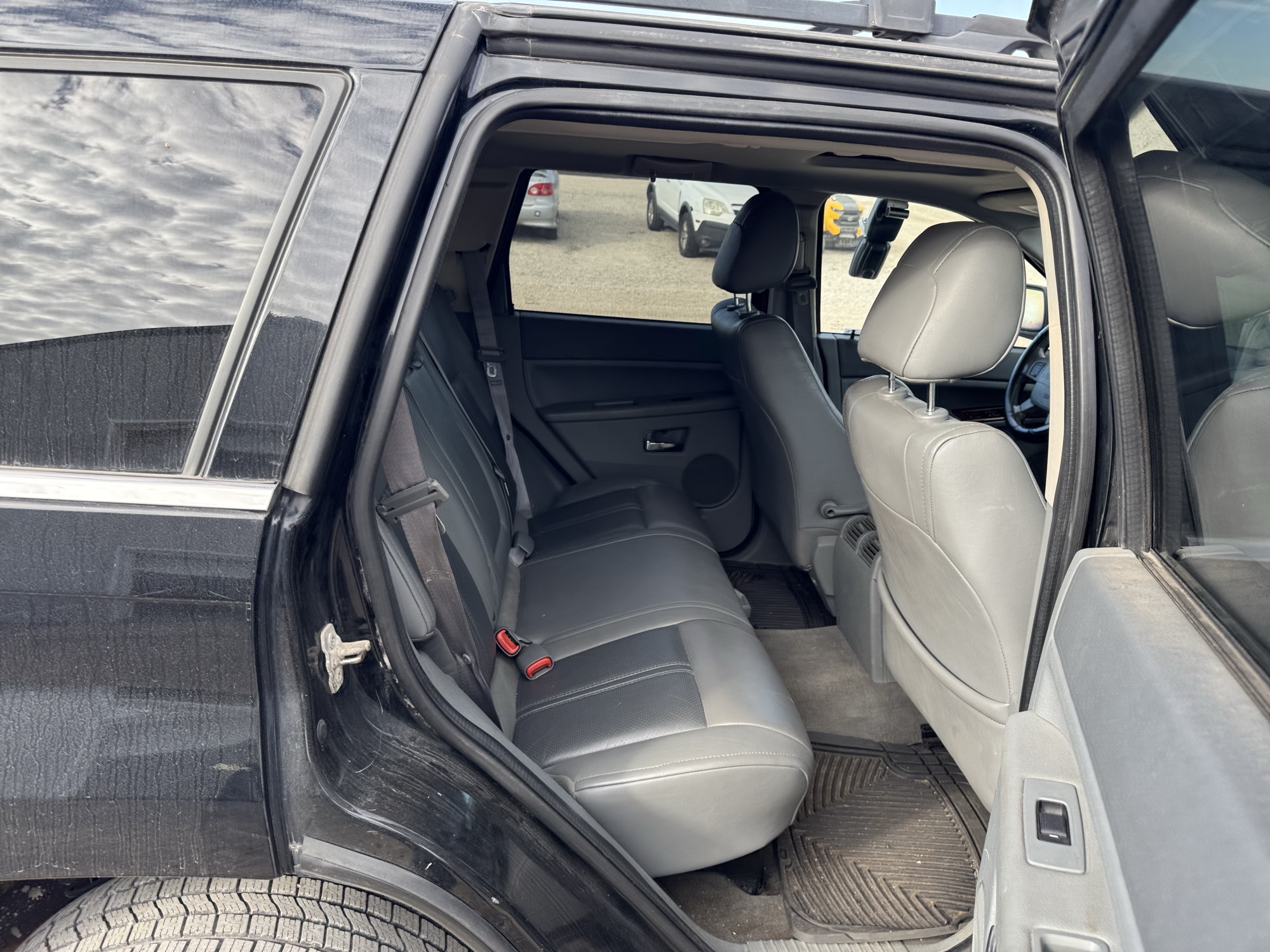 2007 jeep grand-cherokee limited-4wd with 162999 miles for sale near Elk River, Minnesota 106870_28_pass_rear_seat.jpg