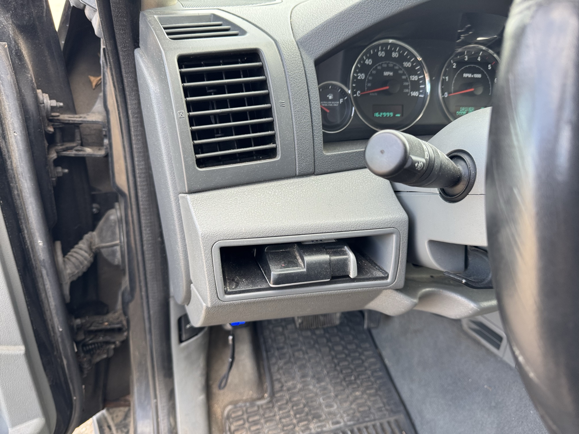 2007 jeep grand-cherokee limited-4wd with 162999 miles for sale near Elk River, Minnesota 106870_37_left_of_steering_wheel.jpg