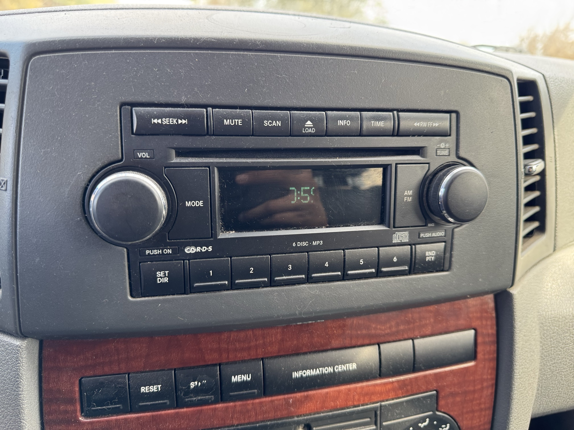 2007 jeep grand-cherokee limited-4wd with 162999 miles for sale near Elk River, Minnesota 106870_39_radio_closeup.jpg