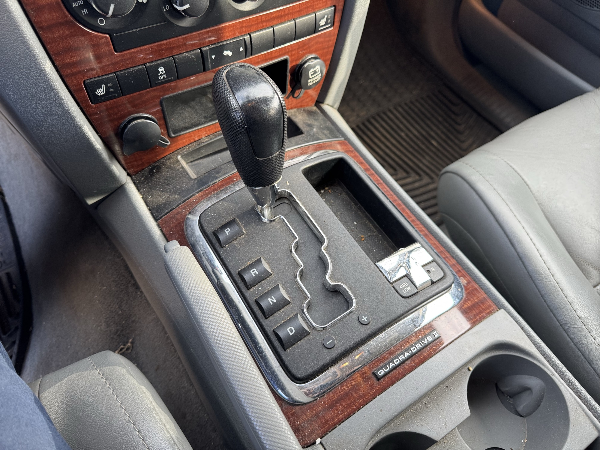 2007 jeep grand-cherokee limited-4wd with 162999 miles for sale near Elk River, Minnesota 106870_41_shifter.jpg