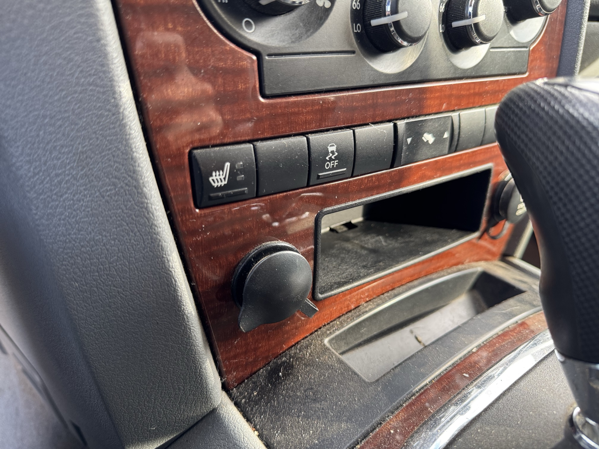 2007 jeep grand-cherokee limited-4wd with 162999 miles for sale near Elk River, Minnesota 106870_42_heated_seat_switches.jpg