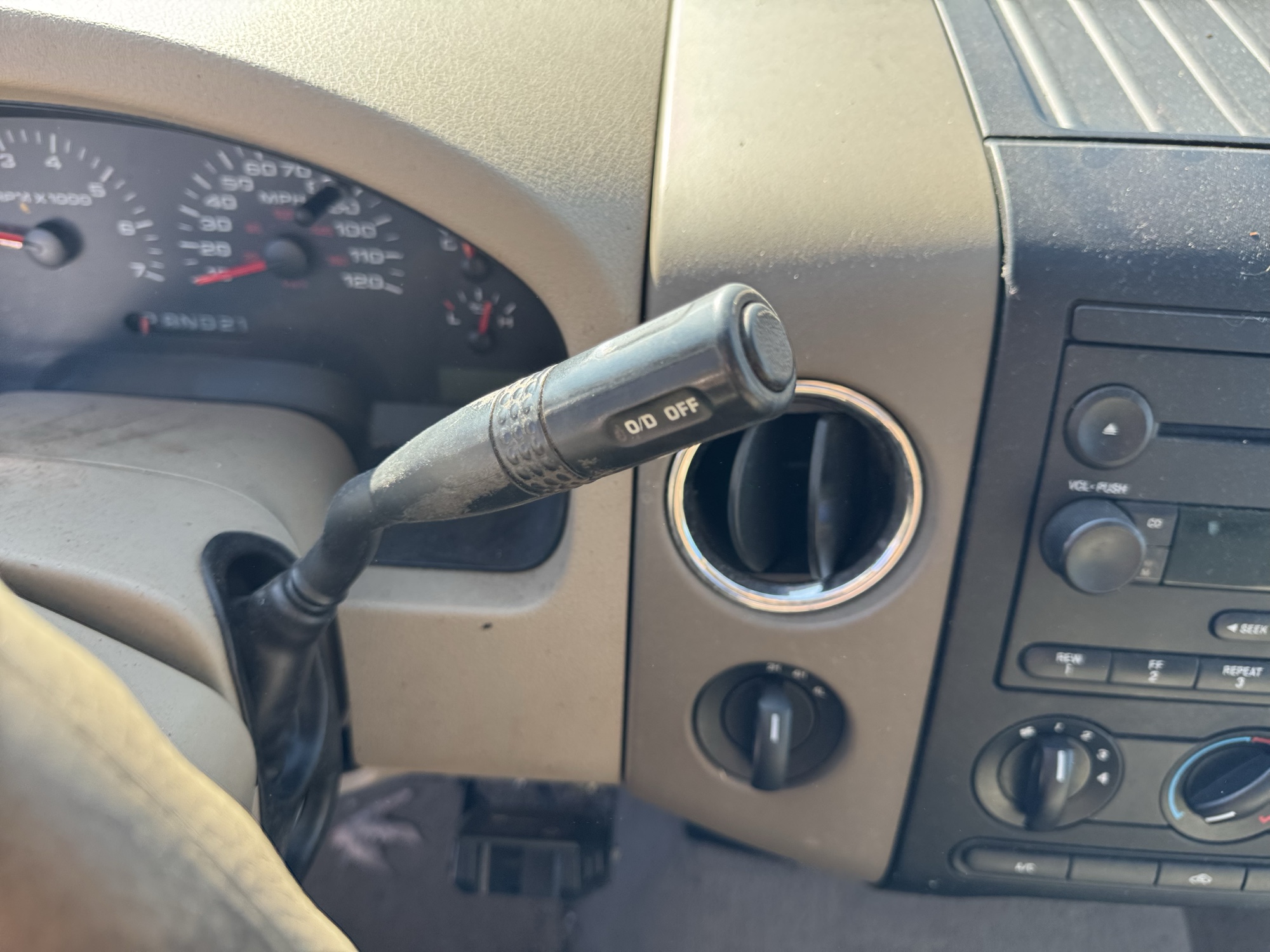 2005 ford f-150 fx4-supercab-4wd with 132299 miles for sale near Elk River, Minnesota 106871_41_shifter.jpg