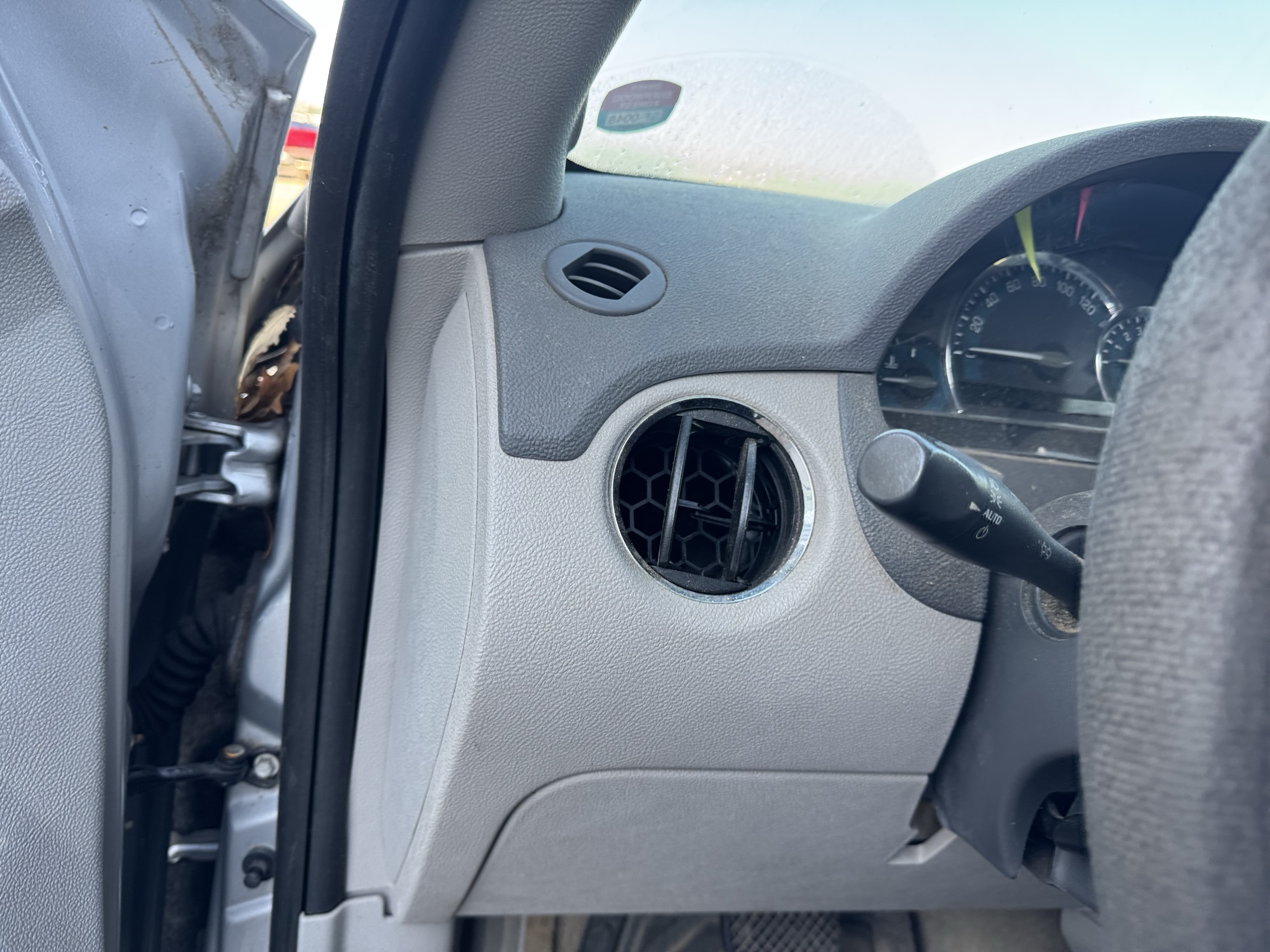 2011 chevrolet hhr 1lt with 133073 miles for sale near Elk River, Minnesota 106872_37_left_of_steering_wheel.jpg