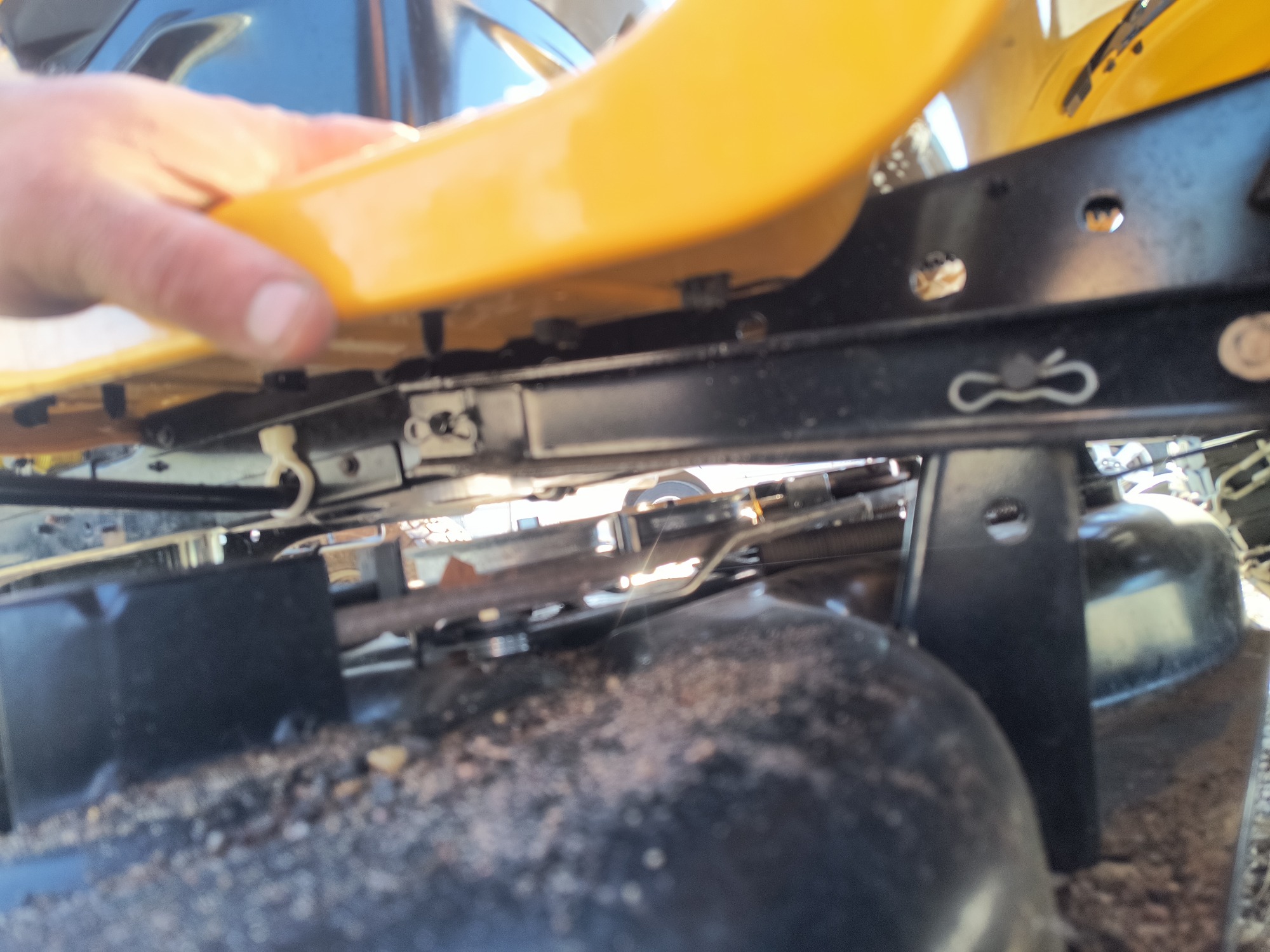 2000 cub-cadet lawn-tractor for sale near Elk River, Minnesota 106873_18_undercar_rear_drv.jpg
