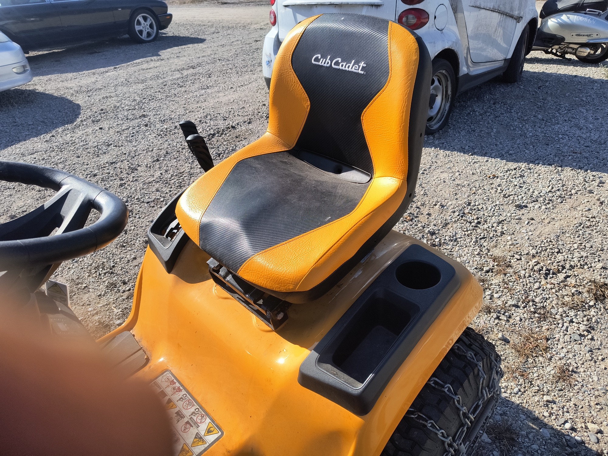 2000 cub-cadet lawn-tractor for sale near Elk River, Minnesota 106873_23_driver_door_panel.jpg