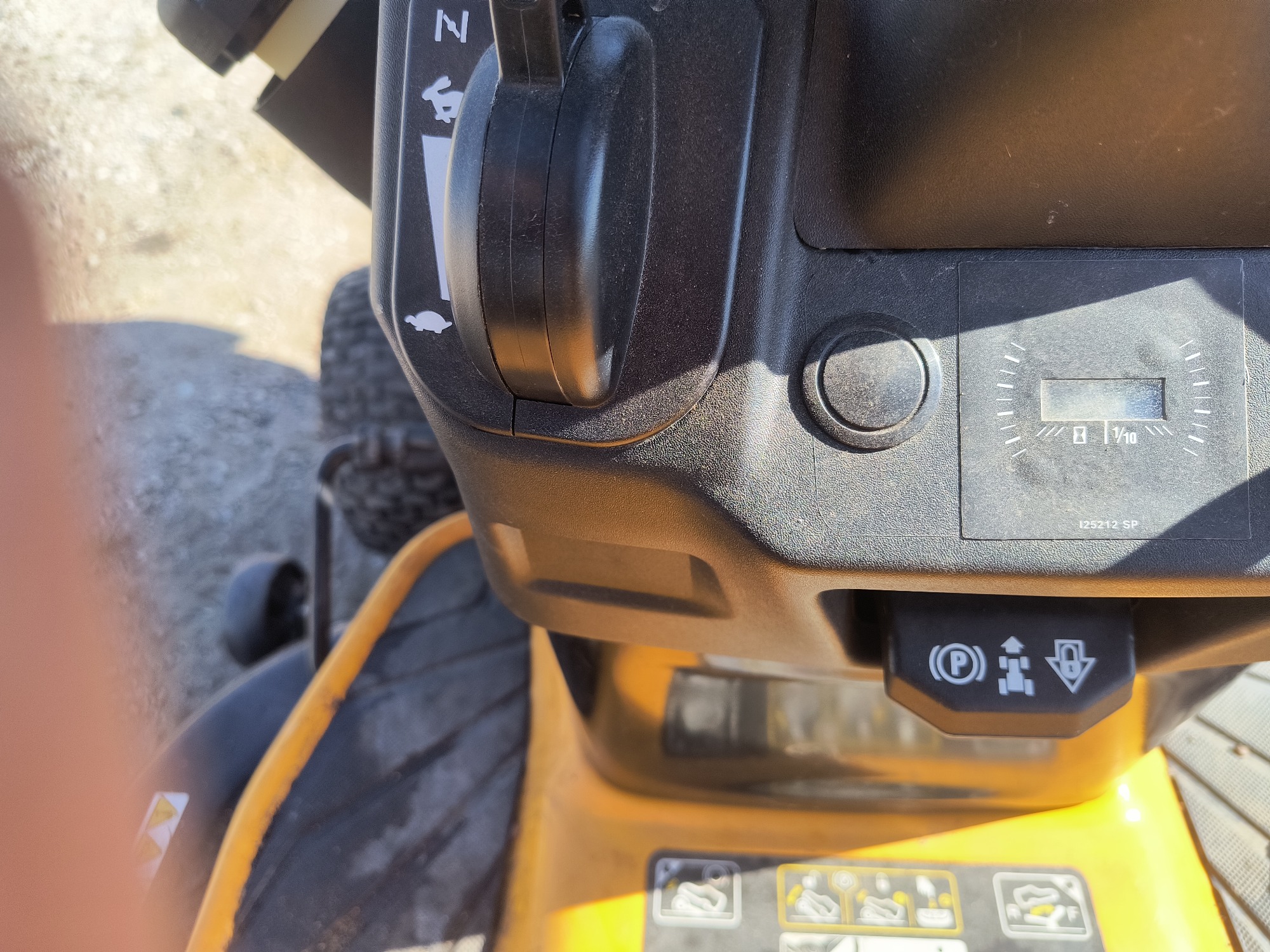 2000 cub-cadet lawn-tractor for sale near Elk River, Minnesota 106873_43_gauge_cluster.jpg