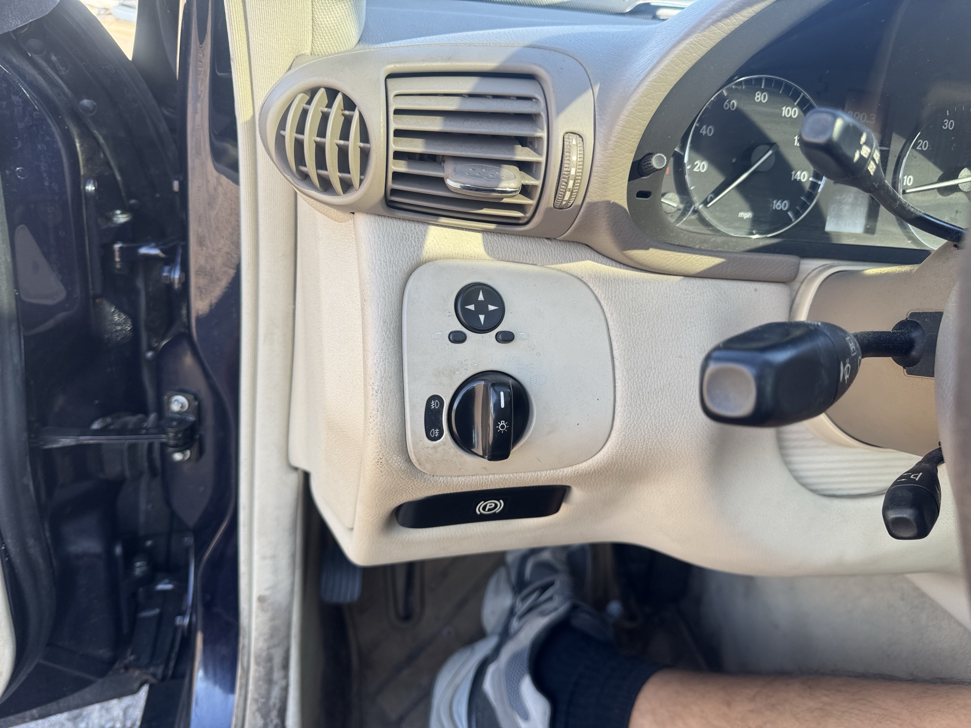 2005 mercedes-benz c-class c240-luxury-sedan with 163981 miles for sale near Elk River, Minnesota 106874_37_left_of_steering_wheel.jpg