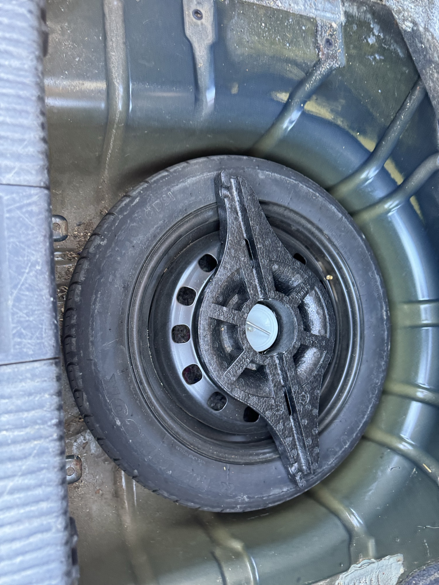 2008 ford focus ses-sedan with 282409 miles for sale near Elk River, Minnesota 106875_27_spare_tire.jpg