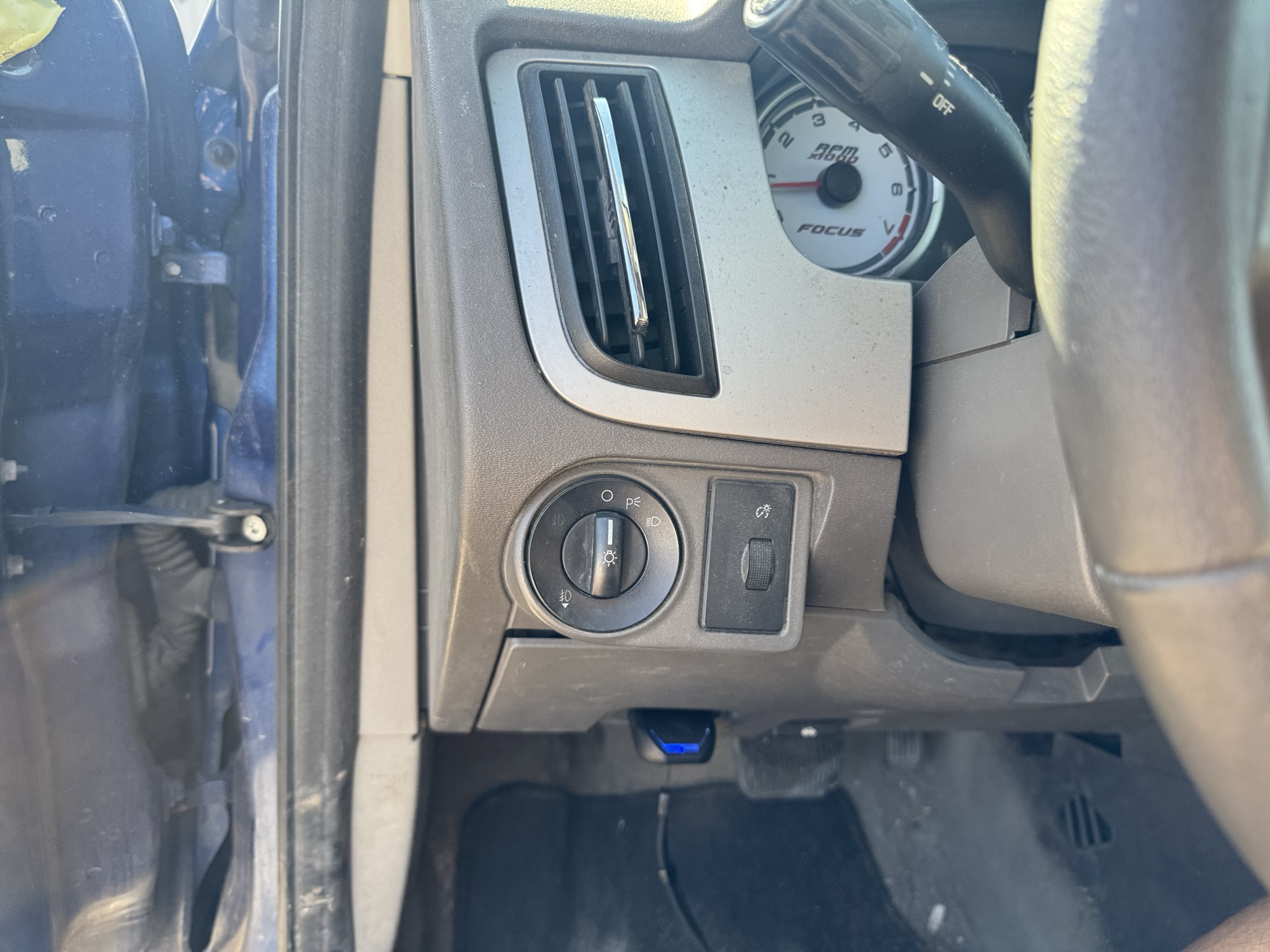 2008 ford focus ses-sedan with 282409 miles for sale near Elk River, Minnesota 106875_37_left_of_steering_wheel.jpg