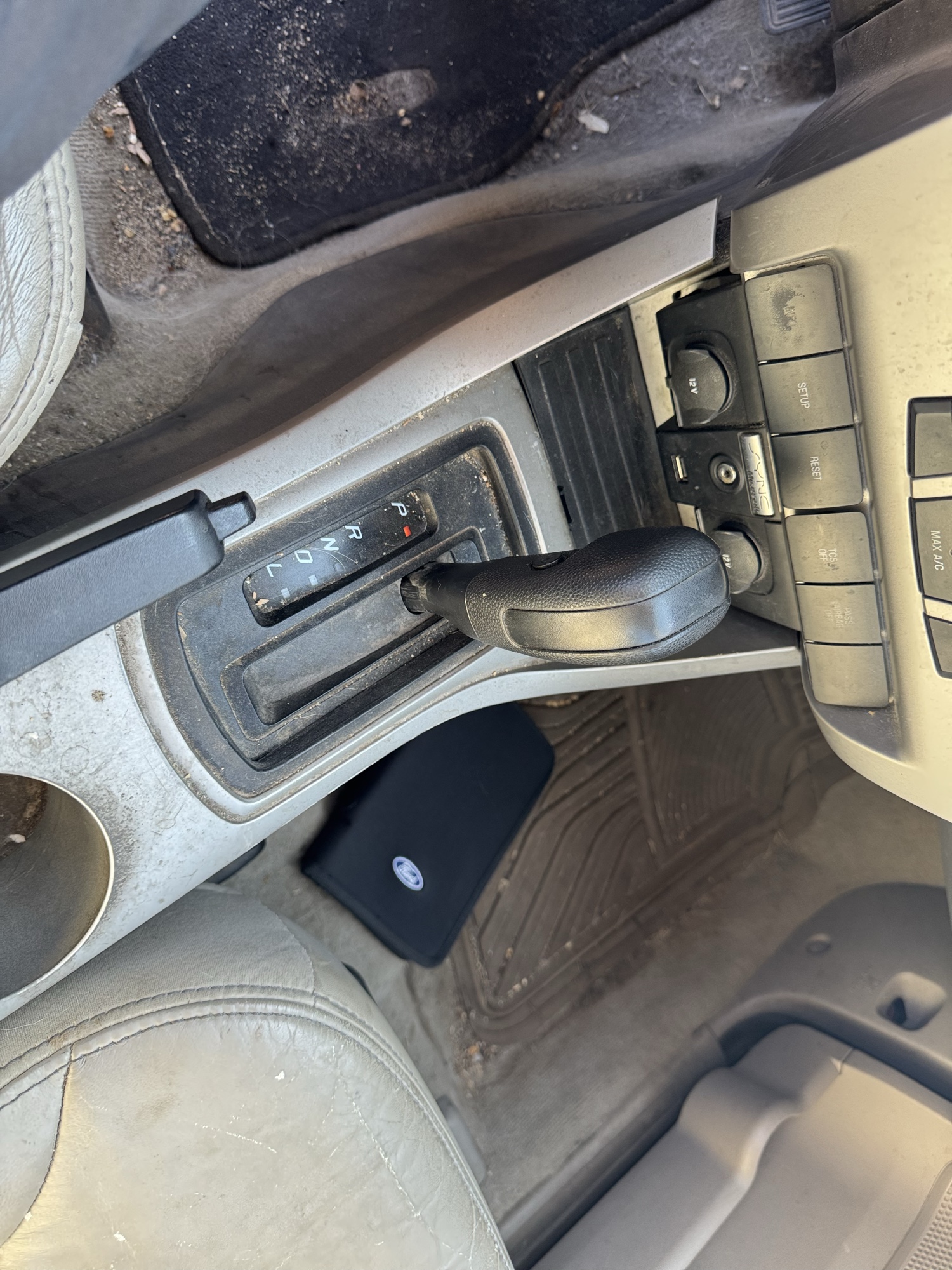 2008 ford focus ses-sedan with 282409 miles for sale near Elk River, Minnesota 106875_41_shifter.jpg