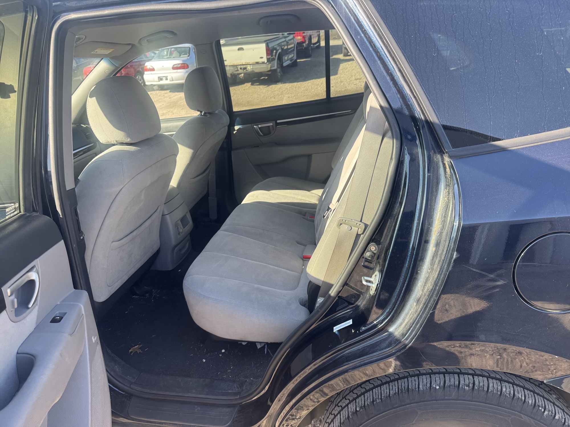 2009 hyundai santa-fe gls-awd with 215044 miles for sale near Elk River, Minnesota 106876_24_drv_rear_seat.jpg