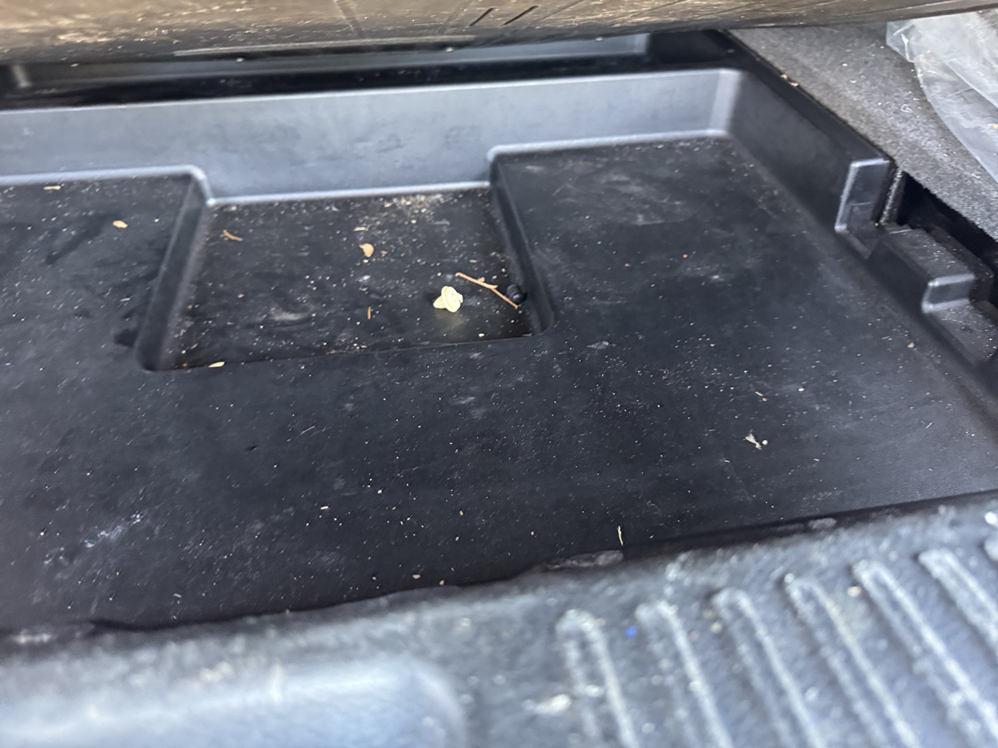 2003 mitsubishi outlander ls-2wd with 119005 miles for sale near Elk River, Minnesota 106879_27_spare_tire.jpg