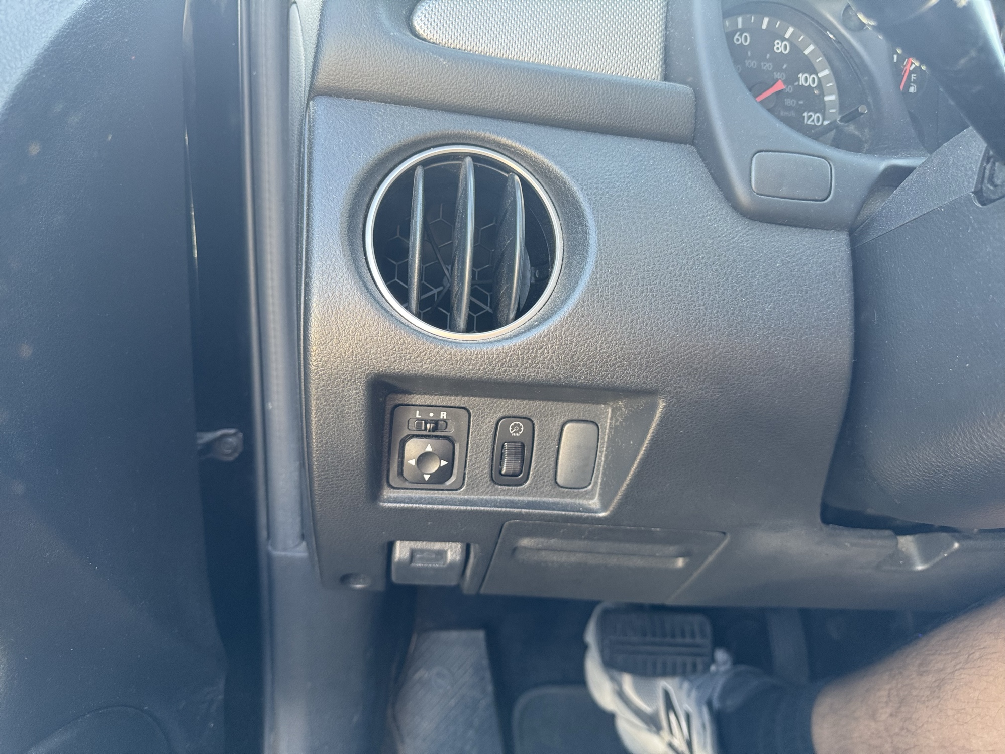 2003 mitsubishi outlander ls-2wd with 119005 miles for sale near Elk River, Minnesota 106879_37_left_of_steering_wheel.jpg