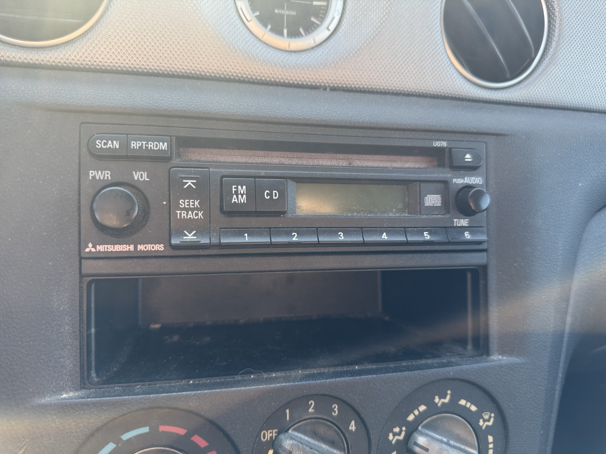 2003 mitsubishi outlander ls-2wd with 119005 miles for sale near Elk River, Minnesota 106879_39_radio_closeup.jpg