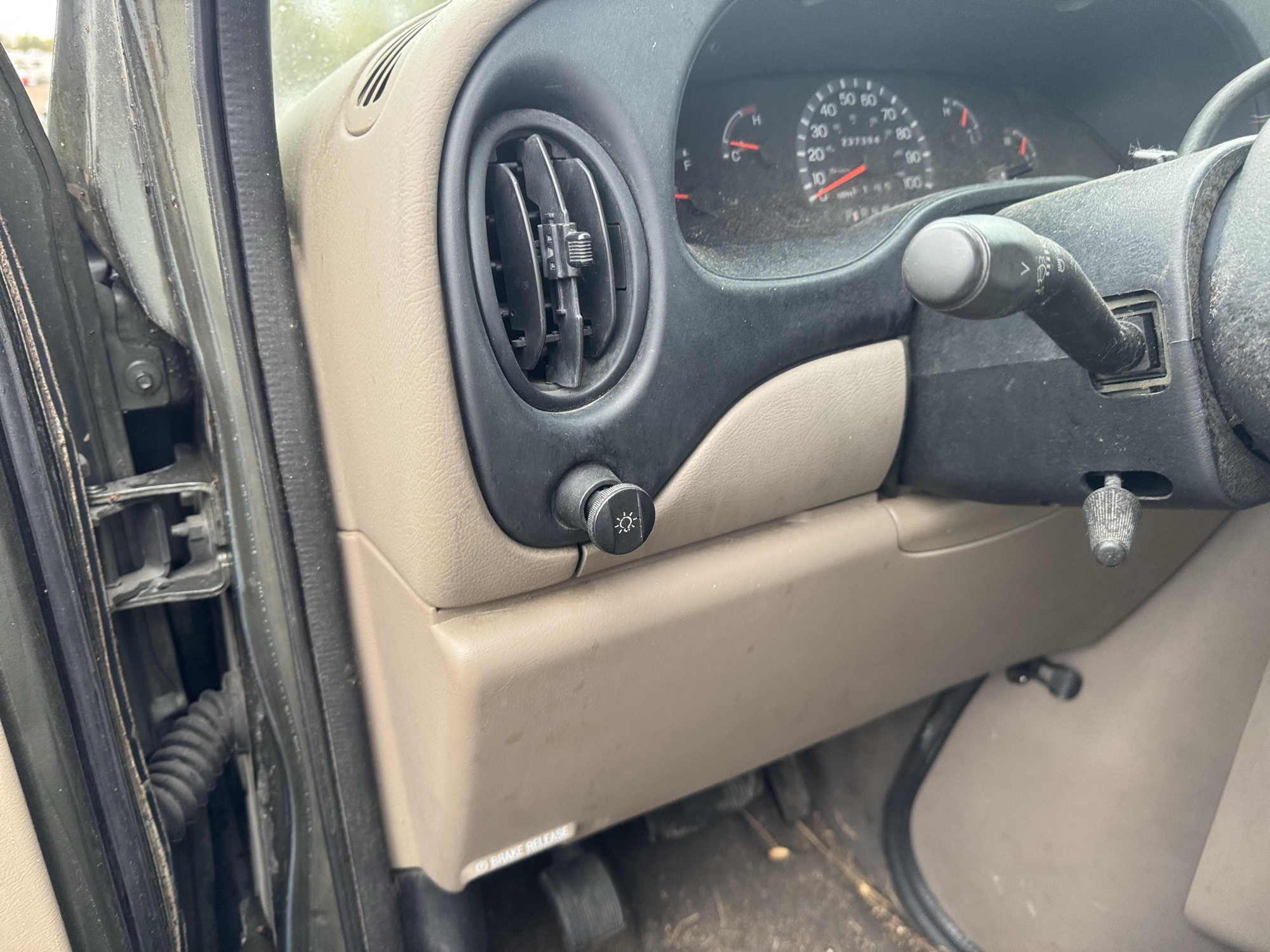 2002 ford econoline e350-extended with 237384 miles for sale near Elk River, Minnesota 106881_37_left_of_steering_wheel.jpg