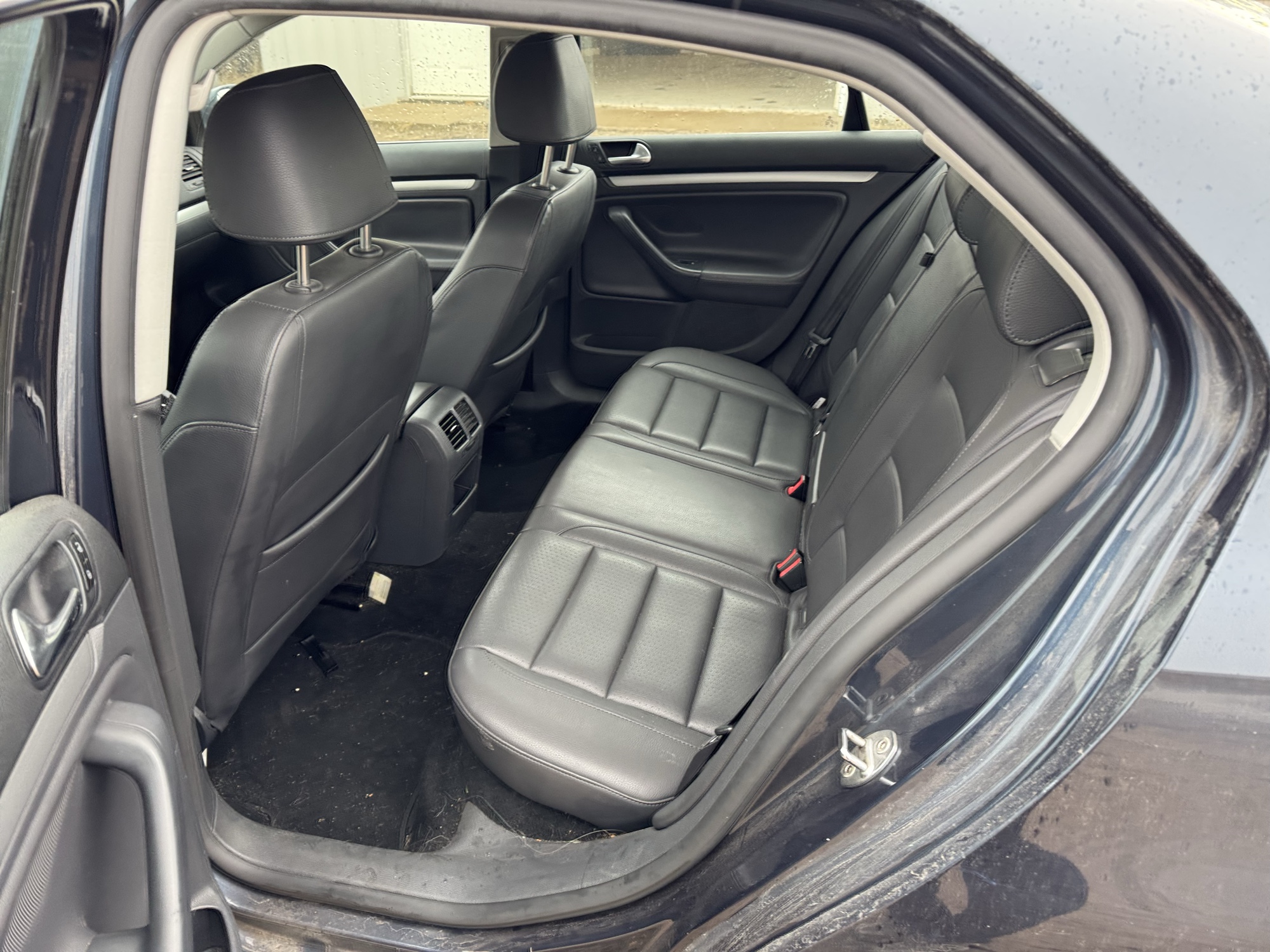 2008 volkswagen jetta se with 201453 miles for sale near Elk River, Minnesota 106886_24_drv_rear_seat.jpg